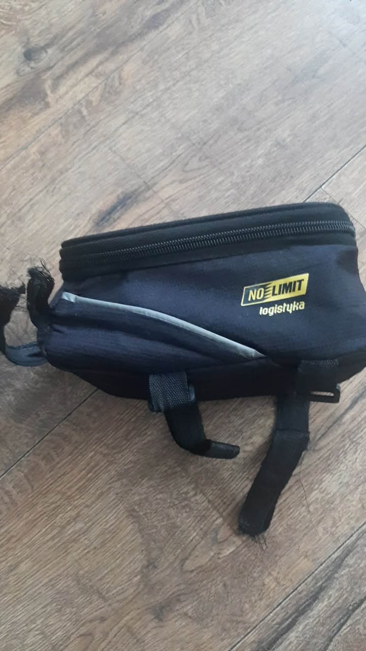 Witam dziś ok godz 15.30 znaleziono takie etui na ulicy wawelskiej wygląda jak zerwane z roweru czy hulajnogi .  Kto zgubuł ???