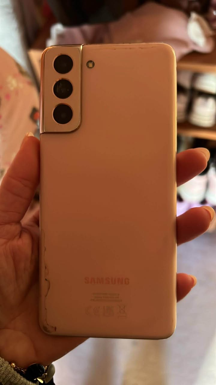 Znalazłam telefon samsung. Z tyłu różowy, przy ulicy Wojska Polskiego 44.