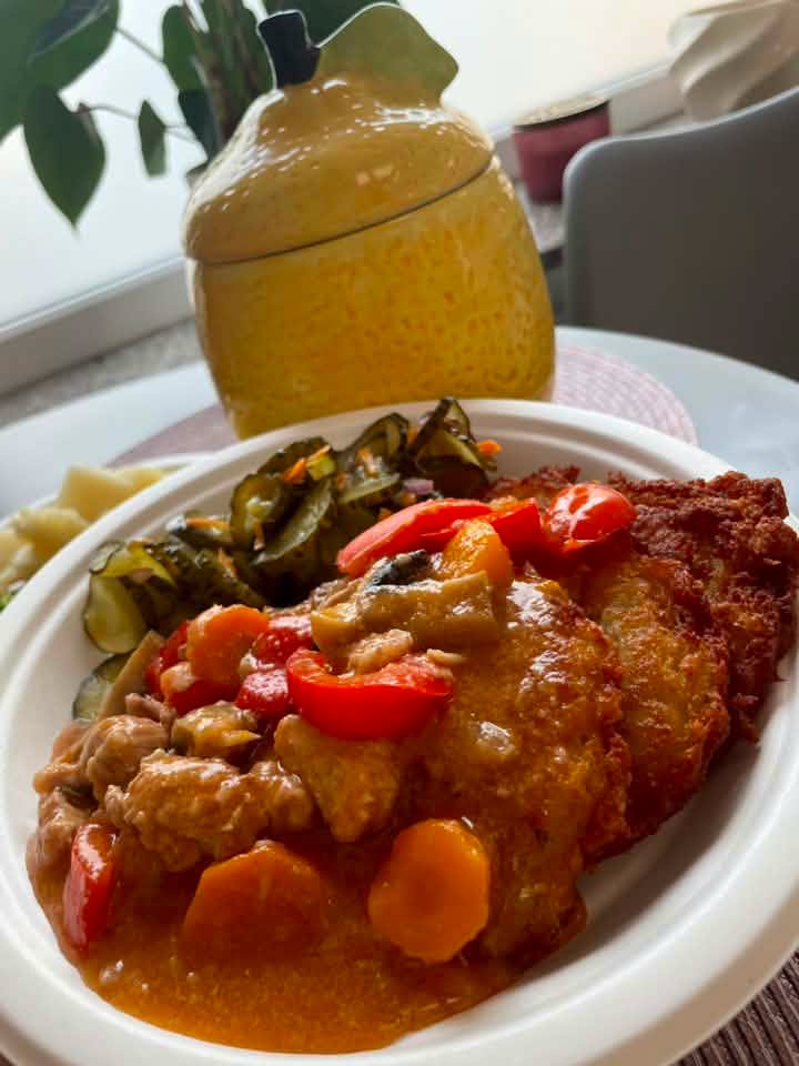 ⚔️ DZISIAJ NIE MA ZWYKŁEGO OBIADU.
Dzisiaj dwa dania wchodzą na ring i tylko jedno zgarnie Wasze głosy. 🍽️

Na rozgrzewkę zupa kalafiorowa, delikatna, kremowa i idealna na pierwszy głód. 🥣

🥔 W LEWYM NAROŻNIKU:
Placki ziemniaczane z gulaszem wieprzowym i ogórkiem kiszonym.

Chrupiące, konkretne i bezlitośnie sycące.

🍗 W PRAWYM NAROŻNIKU:
Roladka z kurczaka z pieczarkami, ziemniakami i marchewką z jabłkiem.

Soczysta, domowa i gotowa walczyć o tytuł obiadu dnia.

Bistro Amici Ełk 📞 517 256 530

#ObiadDnia #WojnaDań #DomoweJedzenie #Ełk #Mazury
with 2 Attachments: