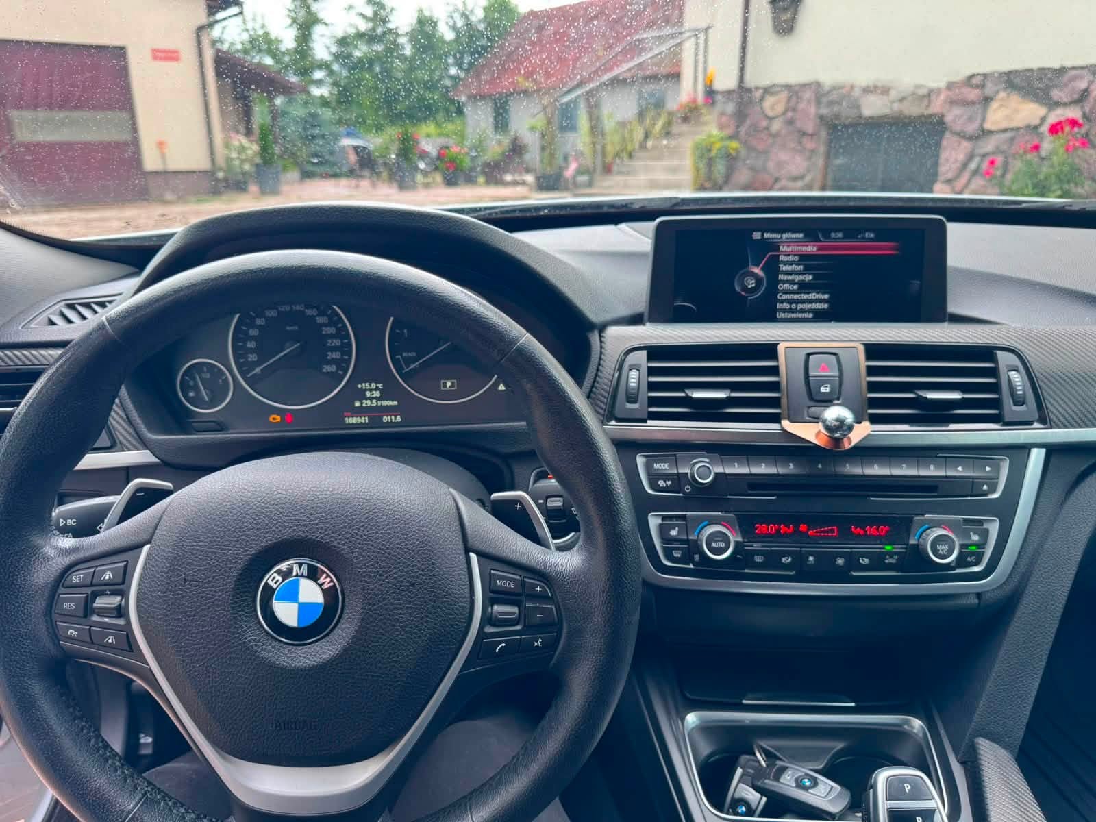 BMW 

BMW 328i Luxury Line | ACC | Kamery 360 | Full LED | 245 KM | ZADBANY 

Na sprzedaż oferuję prywatne BMW Serii 3 F30 w bardzo bogatej wersji wyposażenia Luxury Line. Auto łączy świetne osiągi (245 KM) z komfortem i elegancją – idealne zarówno na trasę, jak i do codziennej jazdy.
Auto użytkowałem  5 lat w Holandii. 

PODSTAWOWE INFORMACJE:
• Model: BMW 328i F30 Luxury Line
• Silnik: 2.0 turbo benzyna – 245 KM
• Skrzynia: automatyczna
• Przebieg: 167 000 km
• Kolor: srebrny 
• Napęd: tył

NAJWAŻNIEJSZE WYPOSAŻENIE:
✔️ Aktywny tempomat ACC (utrzymanie odległości)
✔️ Adaptacyjne reflektory LED
✔️ System kamer 360° (parkowanie bez stresu)
✔️ Czujniki parkowania przód + tył
✔️ Elektryczna klapa bagażnika (otwieranie gestem)
✔️ System iDrive + duży ekran
✔️ Bluetooth / multimedia / zestaw głośnomówiący
✔️ Klimatyzacja automatyczna
✔️ Tryby jazdy (Eco / Comfort / Sport)
✔️ Wielofunkcyjna kierownica
✔️ Elektryczne szyby i lusterka
✔️ Wersja Luxury Line – eleganckie wykończenie wnętrza. 

STAN TECHNICZNY:
Auto w pełni sprawne, użytkowane na bieżąco.
Silnik pracuje równo i ma pełną moc, skrzynia zmienia biegi płynnie.
Zawieszenie w dobrym stanie – brak stuków.

• serwis olejowy co rok. 
• 
• nowe opony 

📊 DLACZEGO WARTO:
✔️ bardzo dynamiczne (0–100 km/h ~6s)
✔️ bogata konfiguracja 
✔️ komfort + sport w jednym
✔️ świetne prowadzenie

CENA: 59900 zł (do rozsądnej negocjacji)

📞 Kontakt:  
Karol      +31 639 637 769
Robert   +48 720 500 005

🔎 Możliwość sprawdzenia auta na stacji diagnostycznej lub w ASO.

Nie interesuje mnie zamiana – tylko sprzedaż.

Zapraszam do kontaktu – auto naprawdę warte uwagi.