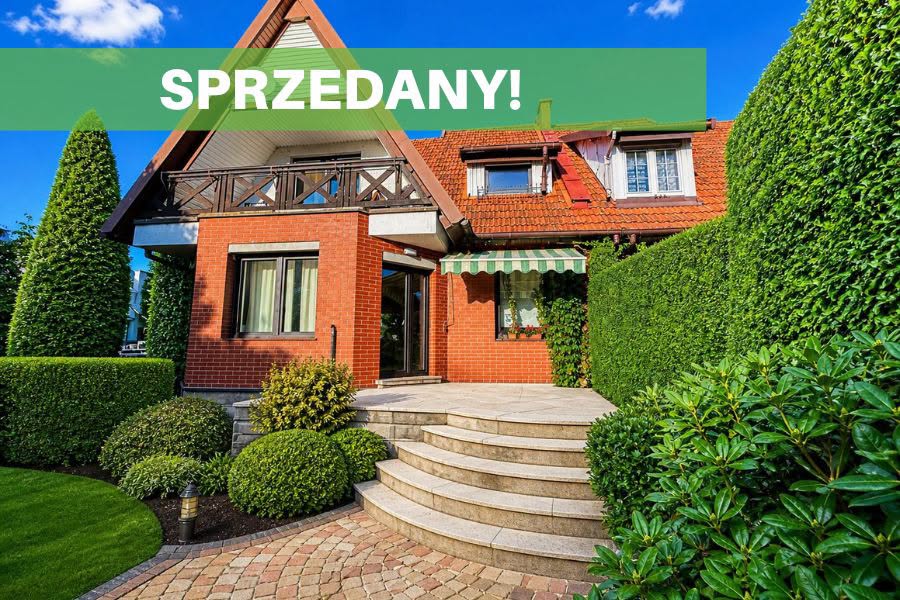 🏡 NIE KAŻDA TRANSAKCJA KOŃCZY SIĘ GŁADKO... ALE TA ZAKOŃCZYŁA SIĘ SUKCESEM! 🎉🔑

Bywają transakcje, które na długo zostają w pamięci. Ta z pewnością do nich należy.

Po podpisaniu umowy przedwstępnej wydawało się, że do finału pozostała już tylko formalność. Niestety... życie napisało zupełnie inny scenariusz. Pojawiły się kolejne przeszkody, nieprzewidziane komplikacje i chwilowe momenty zwątpienia... 

Ale nie poddaliśmy się. 💪

Dzięki ogromnemu zaangażowaniu wszystkich stron, wielu rozmowom, cierpliwości i konsekwentnemu szukaniu rozwiązań udało się doprowadzić transakcję do szczęśliwego finału.

🏠 Dom został sprzedany! ❤️

To kolejny dowód na to, że praca pośrednika nie kończy się na znalezieniu kupującego. Często właśnie po podpisaniu umowy przedwstępnej zaczyna się najtrudniejszy etap, w którym liczy się doświadczenie, opanowanie i determinacja.

Dziękujemy Sprzedającym i Kupującym za zaufanie oraz wytrwałość. Gratulujemy i życzymy, aby ten dom był miejscem pełnym szczęścia i pięknych wspomnień. 🍀

💚 Victoria House Nieruchomości – jesteśmy z naszymi Klientami od pierwszego spotkania aż do przekazania kluczy... niezależnie od tego, ile przeszkód pojawi się po drodze.

#Sprzedane #DomSprzedany #VictoriaHouseNieruchomości #Nieruchomości #Ełk #Mazury #PośrednikNieruchomości #Sukces #DoKońca #NigdySięNiePoddajemy
