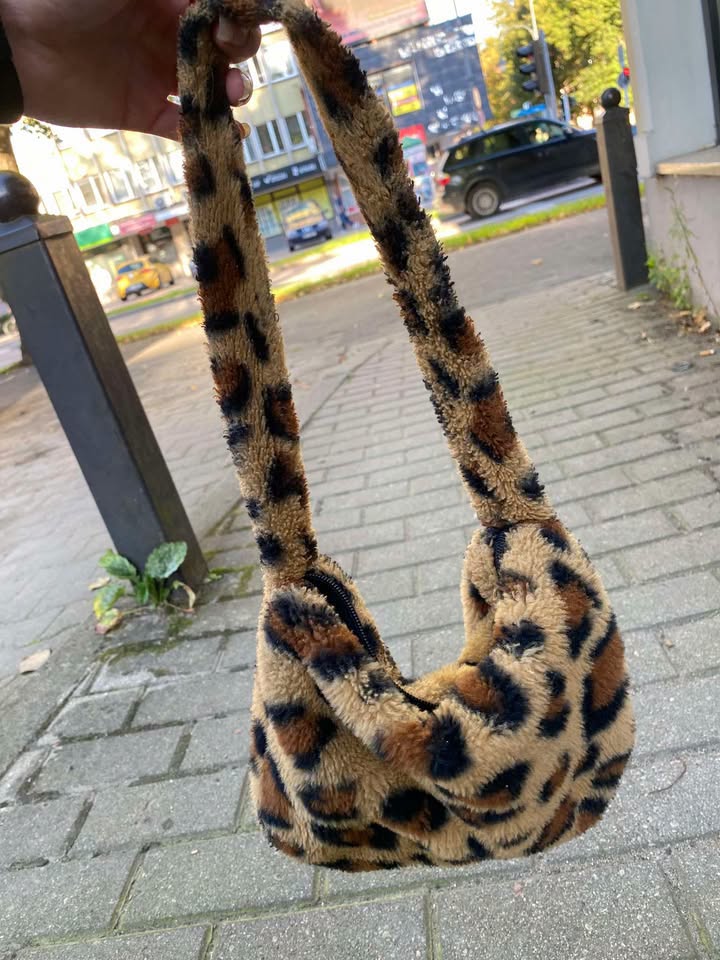 Znaleziona torba na ulicy Mickiewicza 13 kolo wgn oddam właścicielowi po podaniu co tam się znajdowało w środku