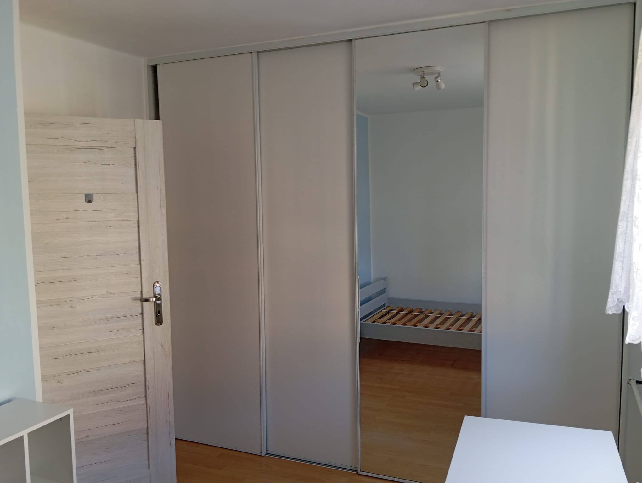 Wynajmę mieszkanie przy ul Jana Pawła II położone na drugim piętrze, składające się z 2 pokoi, kuchni, łazienki z WC i przedpokoju oraz balkonu. Mieszkanie umeblowane, w tym zmywarka, lodówka i pralka. Odstępne 1700 zł plus czynsz ok 500 zł oraz media. Telefon do kontaktu 609 412 834