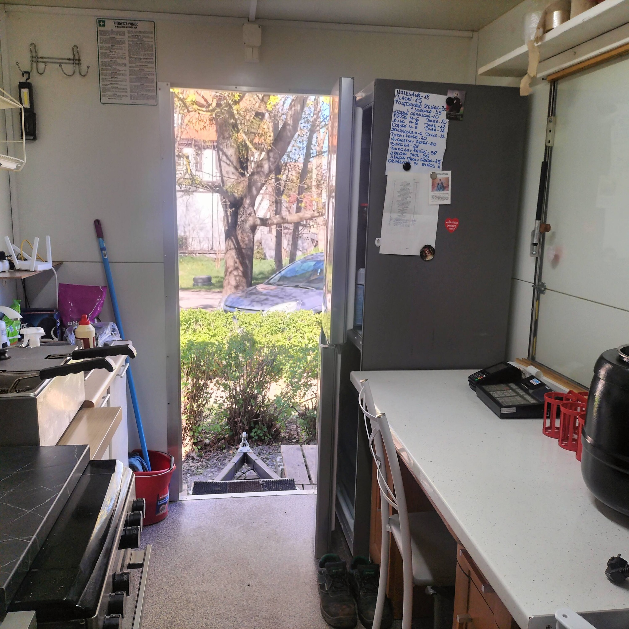 Sprzedam przyczepkę gastronomiczną 3.5 na 2 z wyposażeniem - gotową do pracy .
Rok produkcji 2024 .
Przyczepka zabudowana jest wiatą - sprzedam w komplecie lub samą .Przyczepka posiada odbiór sanepidu.Zaintetesowanych zapraszam do kontaktu pod numerem telefonu - 518963140 lub 601178641 .Cena 35 tys z wiatą 
30 tys bez wiaty