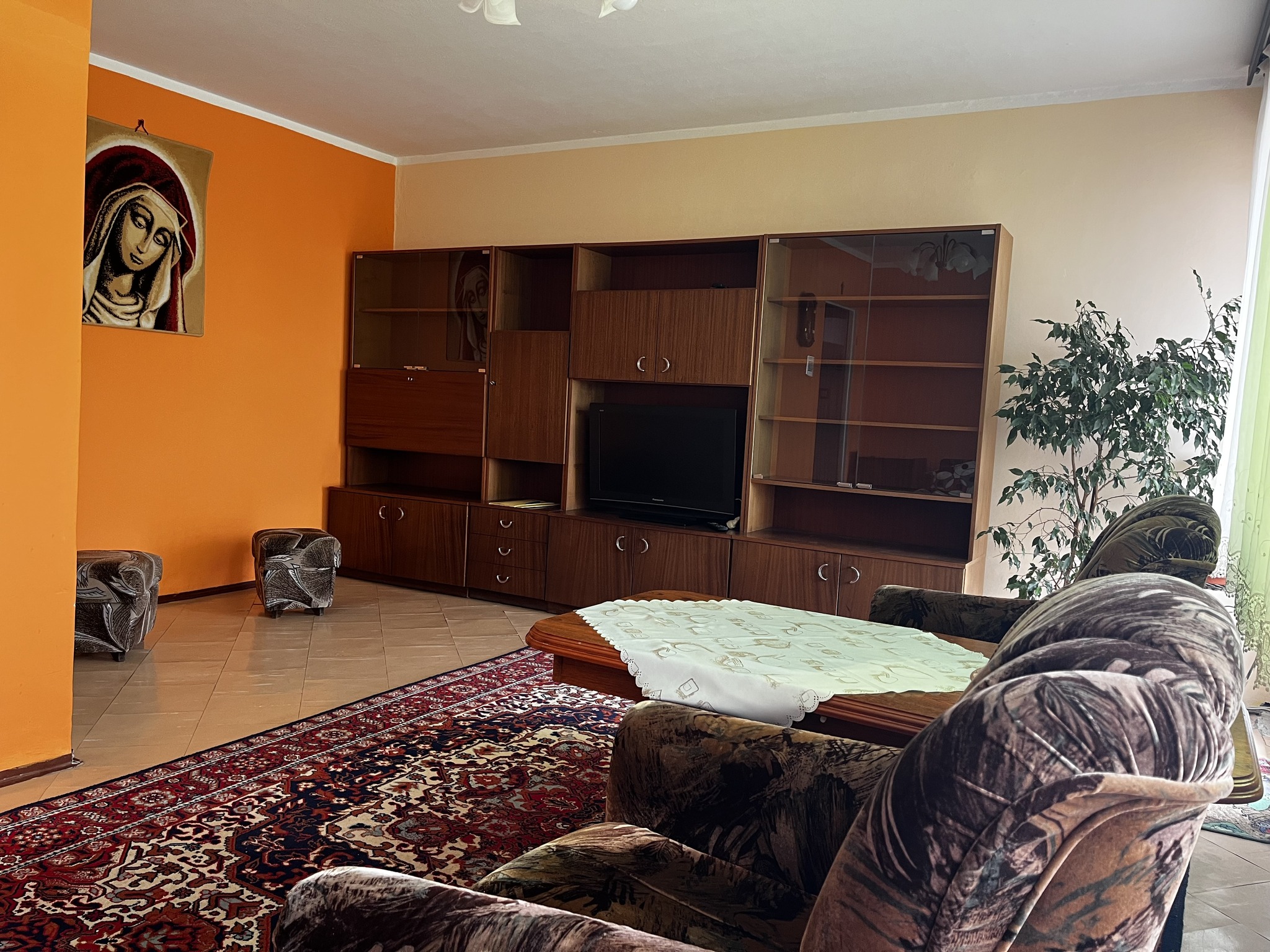 Sprzedam mieszkanie w Ełku (os. Jeziorna) – 73 m², 4. piętro (bez windy).
4 pokoje, oddzielna kuchnia, łazienka i toaleta, duży balkon, widok na osiedle.
Okna plastikowe, mieszkanie do remontu.
Idealne dla rodziny.
Cena: 420 000 zł (5750 zł/m²) – do negocjacji.
Sprzedaż bez pośredników, mieszkanie bez obciążeń.
Tel. 511 331 247