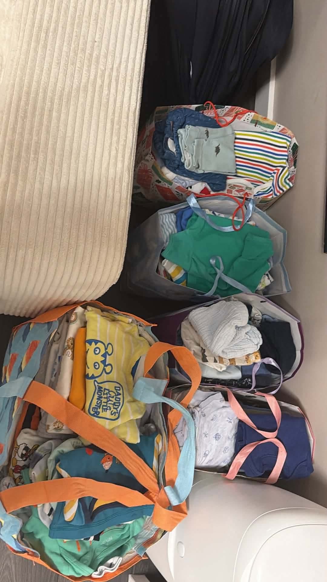 Hej, mam do oddania za dużą czekoladę 5 dużych toreb ciuszków dziecięcych ( chłopięcych ale też znajdą się neutralne dla dziewczynki) rozmiary od 56 do 92. Chętne osoby proszę o zostawienie komentarza 😊
