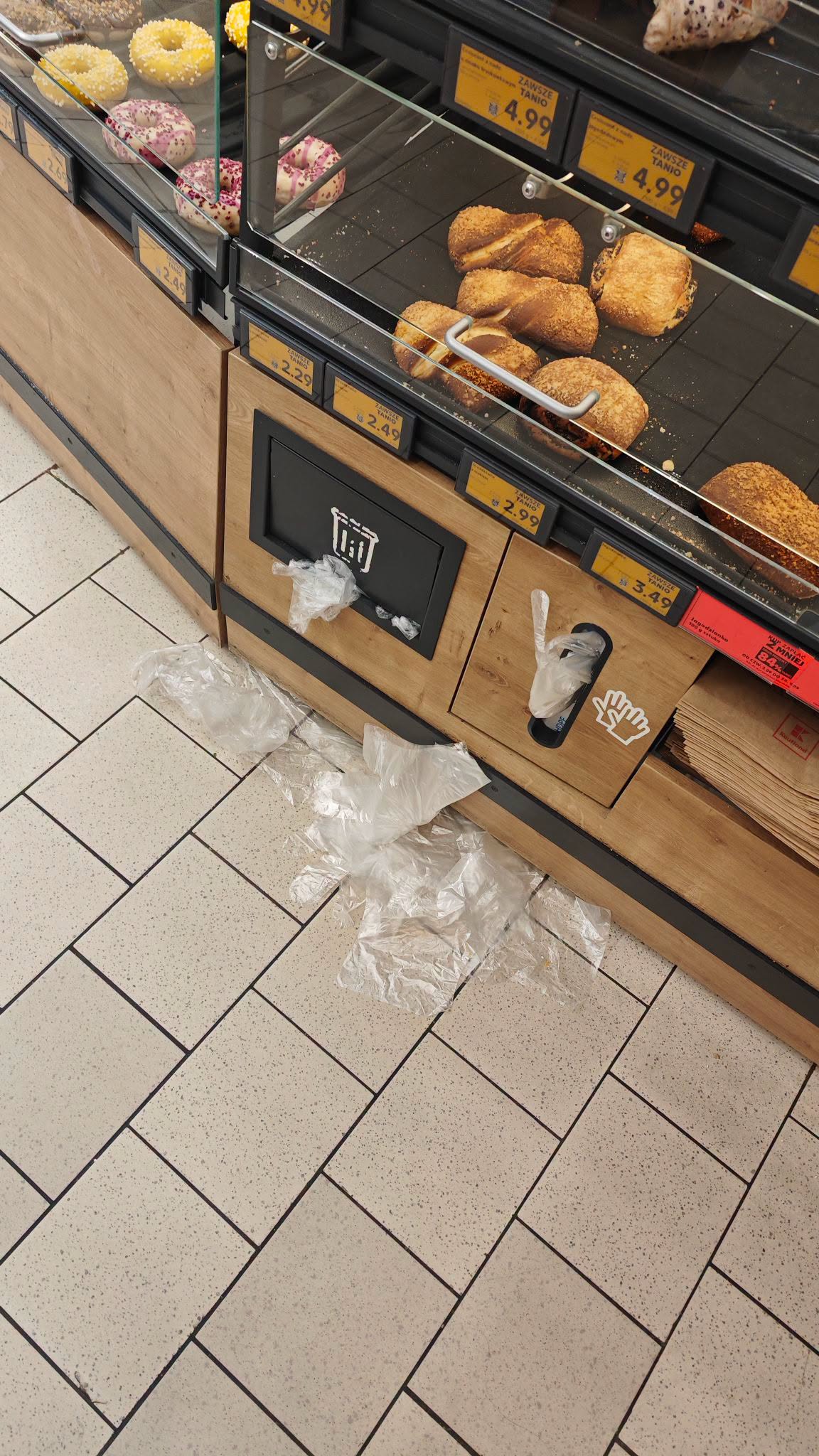 Niemiecki wielki market, a prostego rozwiązania na rękawiczki nie można wymyślić? Zwykły haczyk i niech wiszą, tyle.

A nie przychodzi typ, palce jak strucle, chce wyciągnąć jedną, wyciąga 15 i resztę wciska z powrotem do dziury, bo mu tak instynkt łowcy podpowiada. Potem przychodzi następna wiara, widząc że te z wierzchu są jakieś przemacane, wywala je wszystkie i prawidłowo.

Mała prośba. Mały haczyk, niech wiszą, najlepiej przed oczami i obowiązkowo naklejki, wielkie z napisem ŁAPSKA BRUDNE 🛑 PRECZ OD BUŁEK!

Danke.