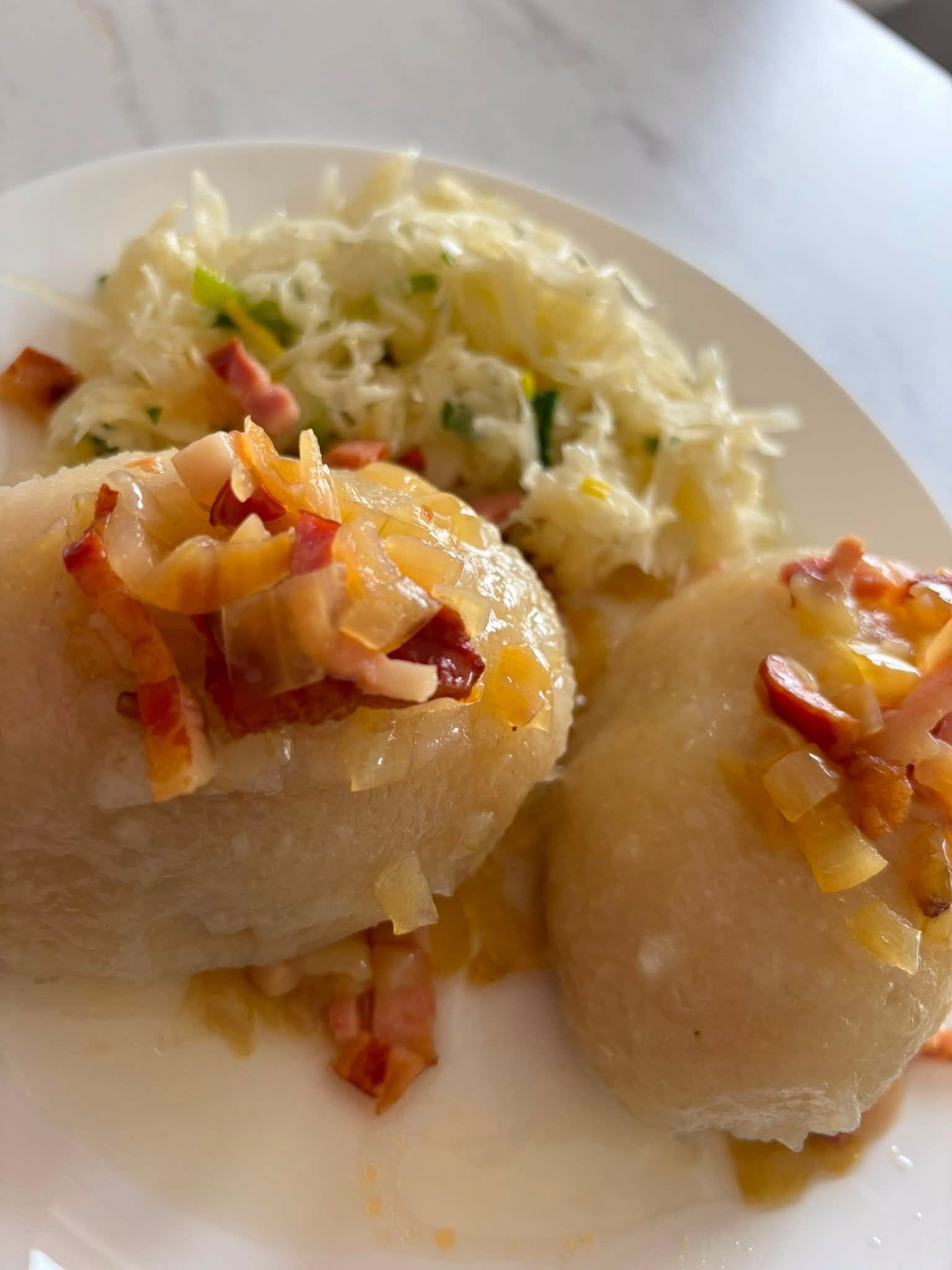 🥔 SOBOTA BEZ KARTACZY? To się nie liczy. 

Najpierw rozgrzewamy apetyt domową zupą jarzynową 🥕  
Później na stół wjeżdżają kartacze z okrasą i kapustą kiszoną.

Syto, konkretnie i dokładnie tak, jak powinna smakować sobota. 🤤

Zamów pod numerem 📞 517 256 530
Bistro Amici Ełk 👈 👀

#Kartacze #DomowyObiad #ObiadNaSobote #Ełk #Mazury