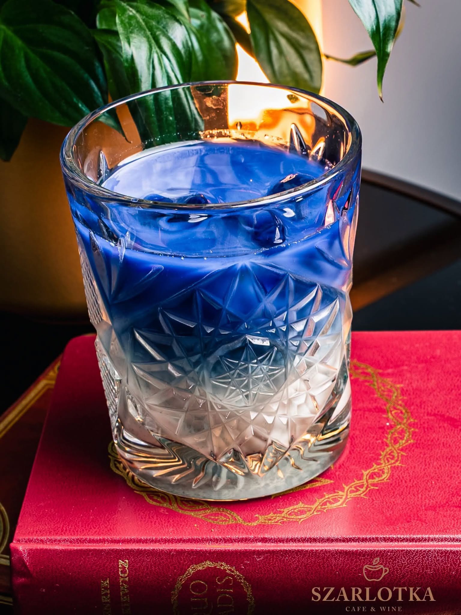 TEN KOLOR NIE POTRZEBUJE FILTRA. 💙

Blue Matcha powstaje ze 100% sproszkowanych kwiatów klitorii ternateńskiej i zachwyca intensywnym błękitem oraz delikatnym, kwiatowo ziołowym smakiem.

Bez kofeiny, więc możesz sięgnąć po nią także wieczorem.

W Szarlotka cafe&amp;wine  czeka na Ciebie jako kremowe latte lub orzeźwiająca wersja iced. 🧊

Wpadnij i wybierz swoją wersję Blue Matchy.

#BlueMatcha #Szarlotka #BezKofeiny #Ełk #Mazury