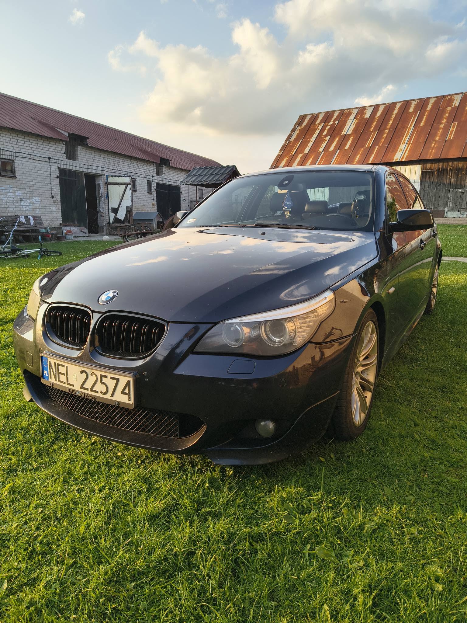 Sprzedam BMW E60 LCI (poliftowe) 530d 235KM w fabrycznym M-pakiecie shadow line (czarna podsufitka).
Cena za auto 30000 PLN do lekkiej negocjacji.

Sprzedam BMW E60 LCI (poliftowe) 530d 235KM w fabrycznym M-pakiecie shadow line (czarna podsufitka).

Auto skonfigurowane z manualną 6-cio stopniową skrzynią biegów. W moim posiadaniu od 2016 roku, jestem pierwszym właścicielem auta w PL. Auto użytkowane jako rodzinne, głównie na trasach.

Lakier na aucie jak na ten rocznik w bardzo dobrym stanie (nie polerowany mechanicznie). Auto w oryginalnym lakierze, nosi normalne ślady użytkowania, bezwypadkowe. W moim posiadaniu auto miało wymienione drzwi przednie prawe (stłuczka parkingowa) na nowe w BMW Zdunek Gdańsk. Szyba przednia nowa wymieniona w 2019 roku z powodu uderzenia kamienia.

Mechanicznie bez wkładu (wszystko robione na bieżąco), dużo nowych części (akumulator, opony, tarcze i klocki (przód oraz tył), podpora wału, łącznik elastyczny wału, żarówki ksenon (Osram), podświetlanie ringów, nowy EGR, rolki napędu pasków osprzętu, mata fotela pasażera, świece żarowe oraz sterownik, uszczelki dolotu, osprzęt i wężyki podciśnienia itd.)

W zeszłym roku robiona maglownica oraz wymieniony płyn wspomagania oraz płyn hamulcowy. Turbina regenerowana w grudniu 2022 roku.

W tym roku wymieniona pompa wody, termostaty oraz płyn chłodzący.

Koło pasowe wymieniono około 3 lata temu, komplet koła dwumasowego LUK (nowe) wymienione w 2018 roku.

Serwis filtrowo-olejowy zrobiony w maju b.r. więc jest świeżo po wymianie. Olej Castrol 5W-30 oraz filtry regularnie wymieniane co około 10tyś.

DPF oraz klapy wirowe OFF. Moc fabryczna, auto nie upalane.

Samochód posiada obniżone zawieszenie m-technik z amortyzatorami SACHS. Dość twarde do jazdy ale dobrze trzymające w zakrętach.

Dopinany hak. Dwa komplety kluczyków w tym trzeci serwisowy do auta.

Do auta posiadam oryginalne koła 18" BMW z oponami zimowymi.

Badanie techniczne oraz OC ważne do czerwca 2027 roku.

Aktualny przebieg 445 tyś km.

Więcej info pod numerem telefonu 516 171 637.

Pozdrawiam.