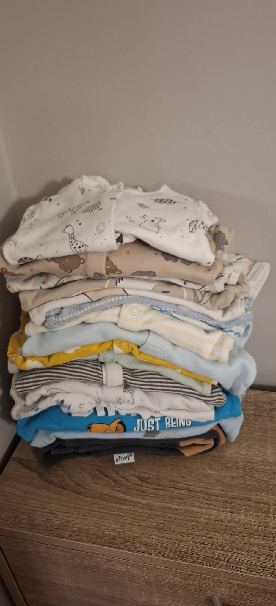 #Sprzedam
Paka ubrania 0-6m 
Pajączki marki Next,Primark, Smyk i body. Stanie idealnym (bdb)
Torebka i misek 
Wszystko za 60 Zł