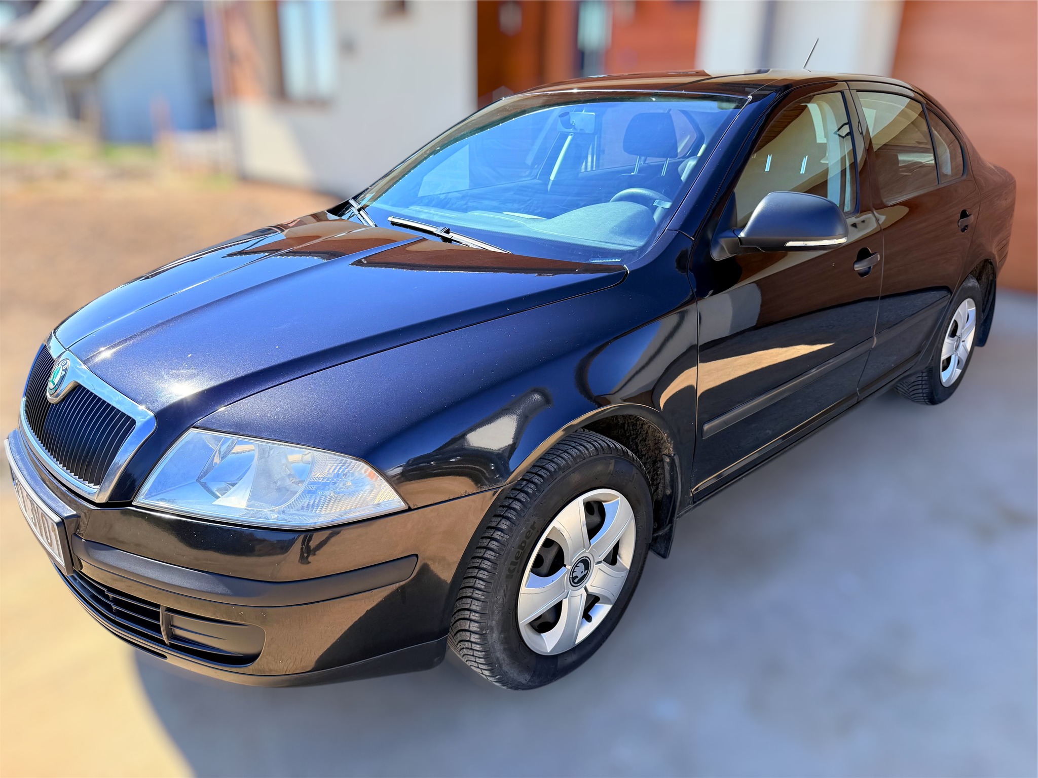 Witam

Przedmiotem ogłoszenia jest Skoda Octavia II pochodząca z POLSKIEGO SALONU

I właściciel od nowości. Kupiona w Salonie Skoda w Ełku

Auto w bardzo dobrym stanie technicznym i wizualnym

Bezwypadkowy ale posiada kilka mankamentów wizualnych, technicznie 100% sprawna

Rok produkcji 2011

I rejestracja 12.2011

Wszystkie szyby oryginalne

2 kluczyki ze sterowaniem centralnym zamkiem

Rozrząd wymieniony w listopadzie 2025 roku i zostało na nim przejechane 2 tys km (dowód zakupu)

Posiadam wiele faktur m. in. z serwisów olejowych

Opony wielosezonowe z 2024 roku (dowód zakupu)

Auto nigdy nie miało poważnych naprawach. Był serwisowany regularnie i odwdzięczał się bezawaryjnością. Na chwilę obecną nie wymaga żadnego wkładu finansowego

Auto idealne dla kogoś kto potrzebuje za półdarmo przemieszczać się z punktu A do punktu B

Wyposażenie:

1. Sprawdzony wolnossący silnik 1.6 MPI 102 KM z instalacją LPG (butla do 2031)

2. Skrzynia biegów manualna 5 -stopniowa

3. Elektryczne szyby

4. Elektryczne lusterka + podgrzewane

5. ASR

6. ISOFIX

7. Klimatyzacja

8. Oryginalne radio SWING

9. Regulacja wysokości fotela kierowcy

10. Hak

16. Felgi stalowe 15 cali

17. Wspomaganie kierownicy

18. 6 poduszek powietrznych

Zgadzam się na sprawdzenie auta w każdym serwisie na koszt kupującego.

Umowa kupna sprzedaży

Serdecznie zapraszam na oględziny i jazdę próbną