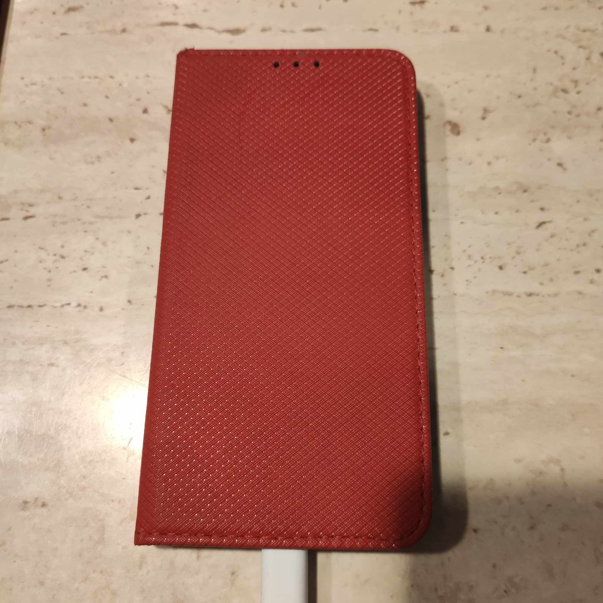 Znaleziono telefon zostawiony na dachu niebieskiego auta pod Biedronką na Miłosza.