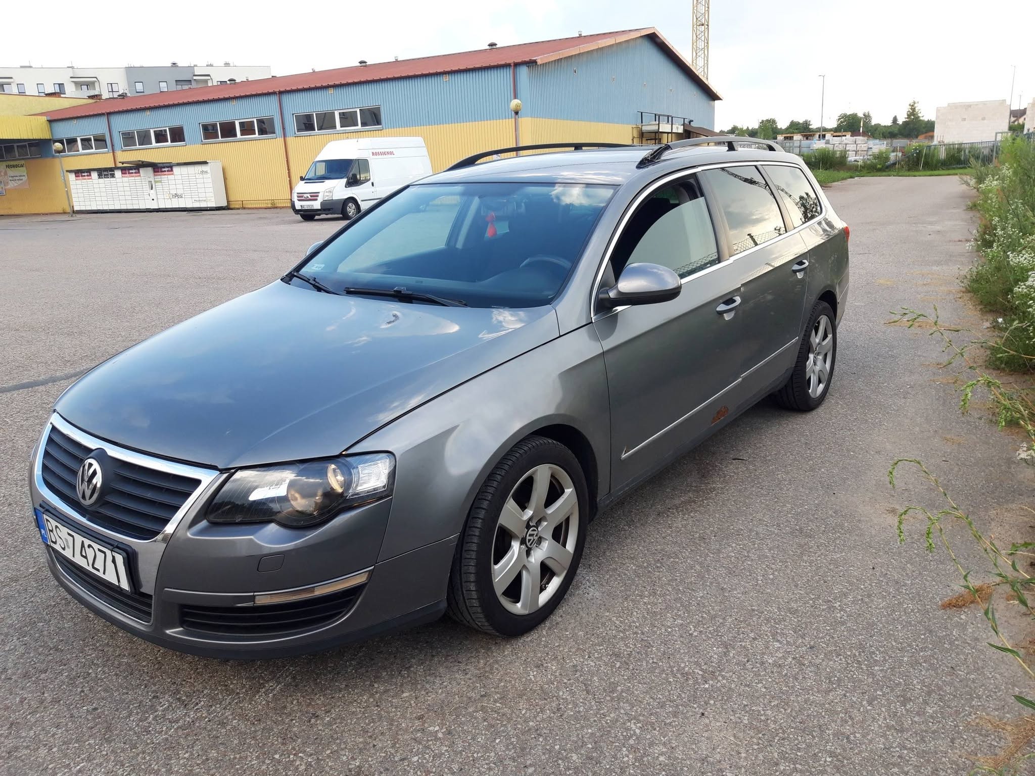 Witam. Sprzedam samochód marki Volkswagen Passat B6 2005r.

Opis:
- Silnik - 2.0 Benzyna - 150 KM
- Skrzynia biegów - manualna
- Przebieg - 235 000 
- Auto w codziennym użytkowaniu, więc przebieg rośnie 
- Stan samochodu oceniam na bardzo dobry

- Opłaty aktualne: OC październik 2026, PT kwiecień 2027

- Cena: 14800 zł do negocjacji po oględzinach samochodu.

Więcej informacji na priv. 
Zapraszam do oglądania i zakupu.
Pozdrawiam