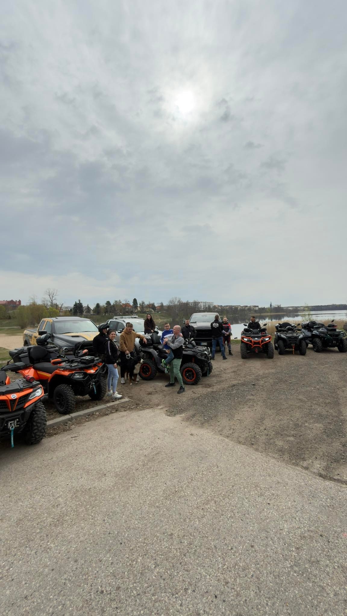 Cześć :) dzięki Wam i udostępnieniu mojej prośby udało się 😁 marzenie Franka zostało spełnione. 
Proszę o dodanie podziękowań. 

CO TO BYŁA ZA NIEDZIELA ‼️‼️ 
🏎️🛻🚦🚨🛞🚙🚗

Jedno z marzeń Franciszka zostało SPEŁNIONE 🥳
Z szalonego pomysłu znalezienia kierowcy 
wraz z PICK-upem,  aż po
 KILKANAŚCIE  osób chętnych spałnić marzenie… 

Ogromne podziękowanie dla 
- Weronika A-ska
- Czyż Ernest
- Błażej Kozłowski 
- wojtek Sokołowski 
- Maurycy 
- Quad team Ełk  
- Oraz wszyskich ich znajomych, którzy chętnie odpowiedzieli na motoryzacyjne spełnienie marzenia 🫶

Jak tylko dojeżdżaliśmy na miejscu ,,zbiórki,, był to mega wzruszający moment nie tylko dla Franka. Ilość osób, samochodów i quadów przerosła nasze oczekiwania 🤩

BARDZO DZIĘKUJEMY RAZ JESZCZE ZA DOBRE SERCE, 
POŚWIĘCONY  CZAS  I CHĘĆ  POMOCY ♥️
with 3 Attachments: