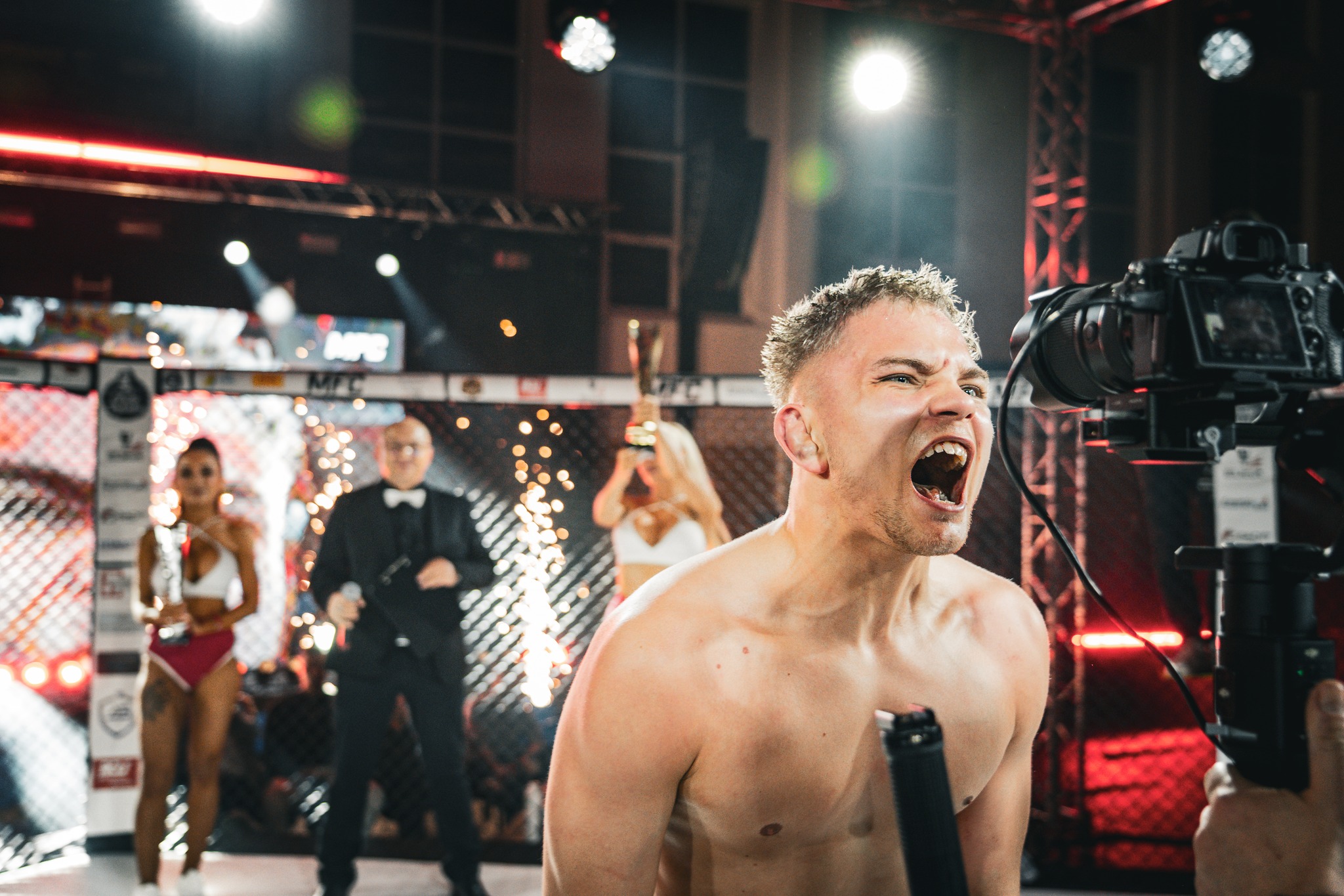 Pierwsza część fotorelacji z gali MFC Ełk  MFC Masurian Fighting Championship - Ełcka Federacja MMA 

"Za nami świetny powrót gali do Ełku - wydarzenie spotkało się z ogromnym zainteresowaniem kibiców, a hala wypełniła się do ostatniego miejsca. Sprzedane wszystkie bilety i niesamowity doping pokazały, jak bardzo brakowało takich emocji w tym mieście."