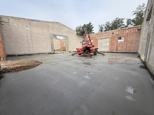 Zlecę wykonanie tynków cementowo-wapiennych w budynku magazynowym na terenie Jednostki Wojskowej w Bemowie Piskim , ilość do wykonania 1800m2 , posiadam własne rusztowanie które mogę udostępnić. Osoby wykonujące pracę tylko z obywatelstwem Polskim. Płatność co tydzień wg. przerobu. 502 77 33 68