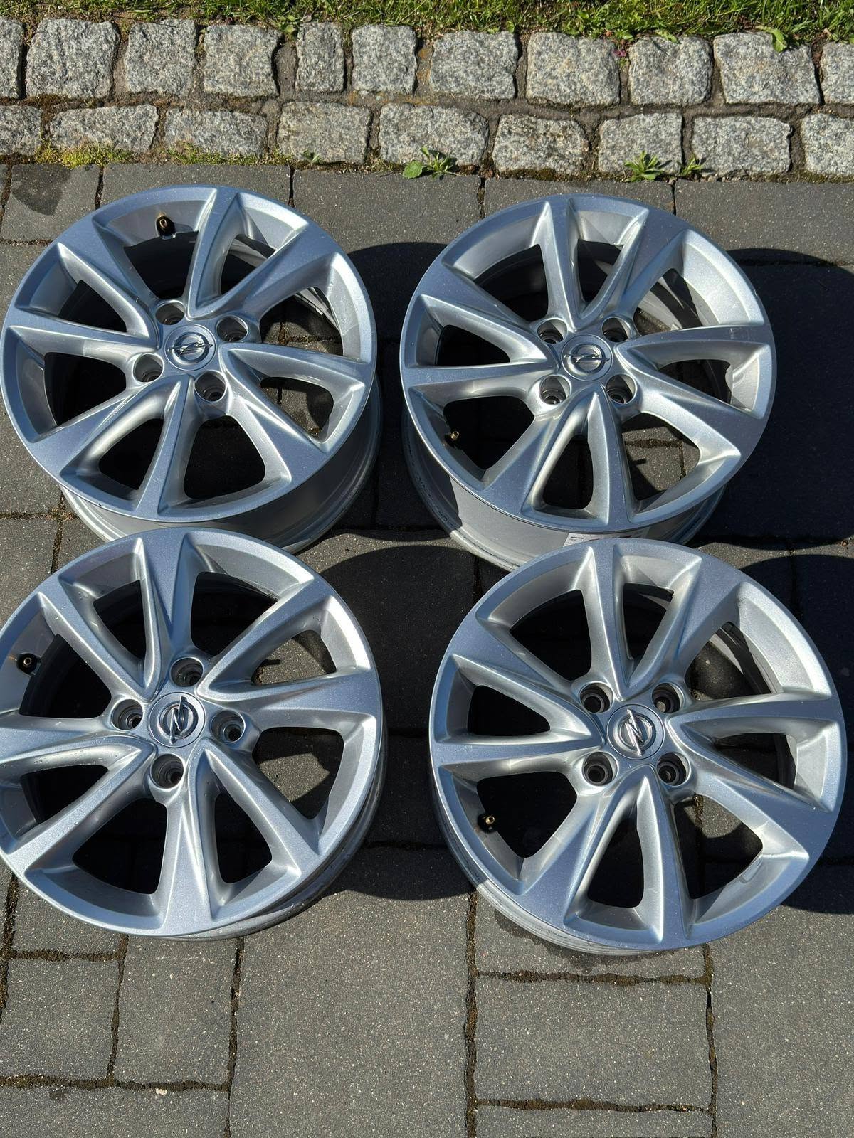 Przedmiotem sprzedaży jest komplet 16-calowych felg aluminiowych do Opla o rozstawie szpilek 4x108 16H 6,5J ET 38 otwór 65,1mm, nr katalogowy 9836178880.Bardzo ładny wzór.Felgi pochodzą z Opla Corsy F,pasują do Citroena Peugeota.innych o tym rozstawie szpilek. Felgi są proste, sprawdzone na wyważarce, nie spawane i nie naprawiane, stan jak na foto.Posiadają normalne ślady użytkowania. Podana cena jest ceną za komplet felg.Możliwość wysyłki a jej koszt to 150 zł. Więcej informacji pod numerem telefonu 606 487 361.