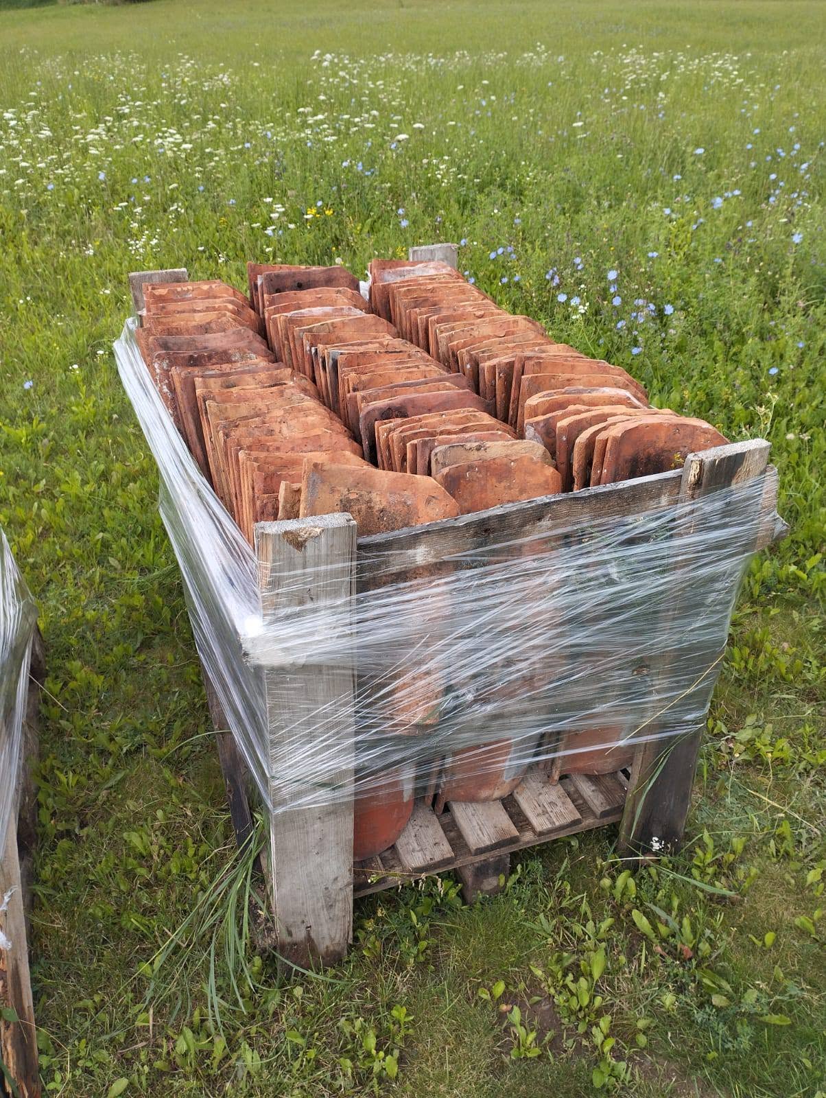 Sprzedam dachówkę poniemiecką razem z gąsiorami około 150 M2 tel 605077156