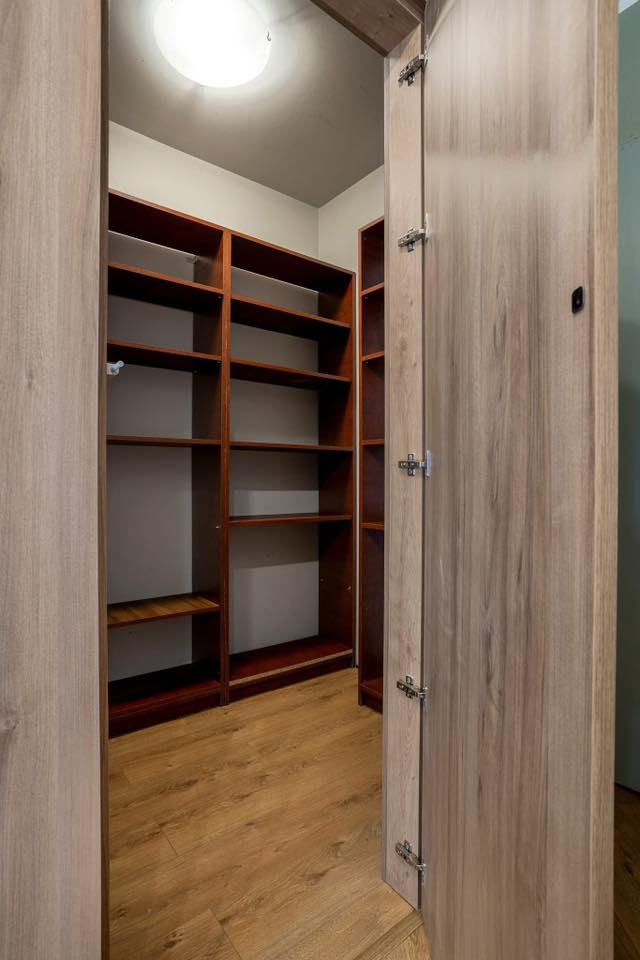 🏠Nowoczesne mieszkanie na wynajem – 59 m² | Ełk, Baranki

📍 Spokojna, zielona okolica | Parter | Gotowe do zamieszkania

Oferuję do wynajęcia komfortowe, świeżo wyremontowane mieszkanie o powierzchni 59 m², położone na parterze – idealne dla osób ceniących wygodę i ciszę.

💰 Koszty:

• odstępne: 2000 zł / miesiąc

• czynsz: 300 zł + media ( ok. 400 zł ) 

✨ Atuty mieszkania:

✔ parter – wygoda na co dzień

✔ nowoczesne wykończenie po remoncie

✔ duży balkon – idealny do relaksu

✔ spokojna, przyjazna okolica (Baranki)

📐 Układ pomieszczeń:

– salon z kuchnią ( lodówka nowa ! ) 

– 2 oddzielne sypialnie ( rolety dzień noc w całym mieszkaniu ) 

– garderoba

– łazienka ( pralka i suszarka nowa ! ) 

– przedpokój

🏠 Mieszkanie jest jasne, funkcjonalne i gotowe do wprowadzenia.

📅 Dostępne od maja

📞 Zapraszam do kontaktu 513326725 lub Messenger