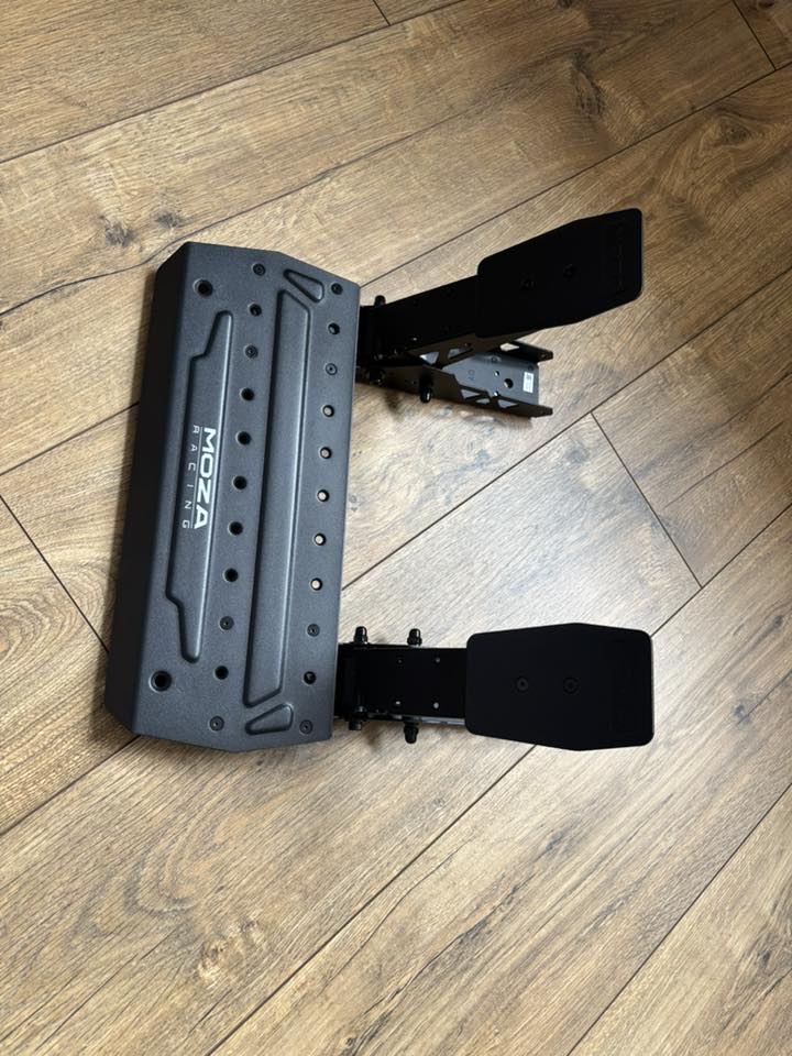 Sprzedam kierownicę Direct Drive Moza r3. Stan idealny mało używana. W zestawie pudełko i wszystkie kable. Gwarancja do września 2027.