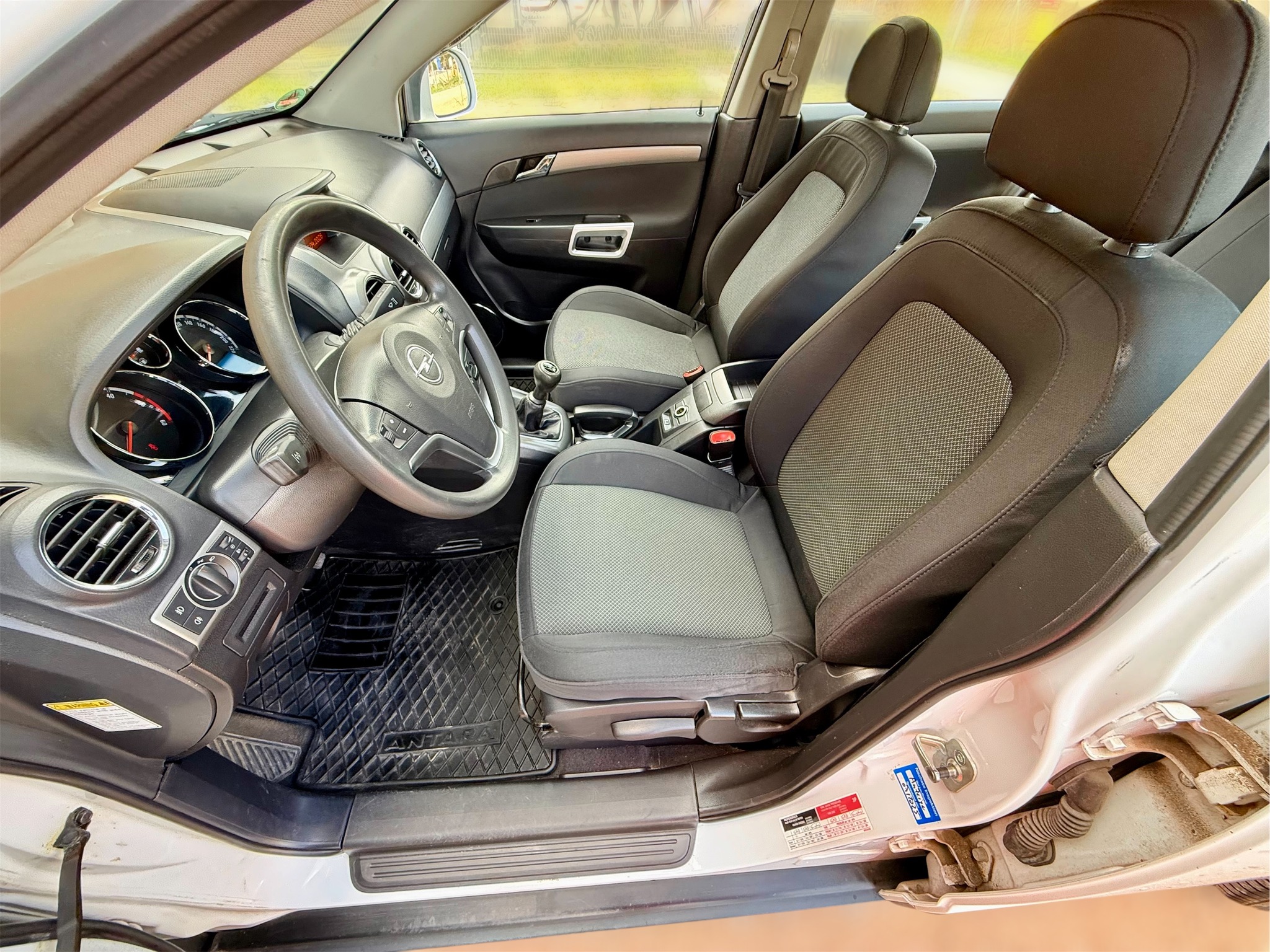 Witam

Przedmiotem ogłoszenia jest SUV Opel Antara  w bardzo dobrym stanie technicznym i wizualnym

Bezwypadkowy. Powłoka lakierownicza jest cała w ORYGINALE. Na każdym elemencie miernik wskazuje poniżej 100 mikronów

Przebieg 250 tys km

Rok produkcji 2009

I rejestracja 11.2009

II właściciel od nowości, pierwszy w kraju, sprowadzona w 2025 roku

Piękny biały kolor

Wszystkie szyby oryginalne

2 kluczyki ze sterowaniem centralnym zamkiem

Wyposażenie:

1. Sprawdzony silnik 2.0 127 km diesel 

2. Skrzynia biegów manualna 5 -stopniowa

3. Asystent zjazdu z góry

4. Klimatyzacja - sprawna

5. Elektryczne szyby z przodu i z tyłu

6. Elektrycznie sterowane lusterka

7. Czujniki parkowania 

8. Hill Holder

9. Światła przeciwmgielne z przodu i z tyłu

10. Alufelgi 16 cali z oponami Hankook 215/70R16

11. Multifunkcyjna kierownica

12. ISOFIX

13. ESP

14. Wspomaganie kierownicy

15. 8 poduszek powietrznych

16. Centralny zamek z pilota 2x

17. Komputer pokładowy

18. Regulacja wysokości fotela kierowcy 

19. Schowek na okulary

Zgadzam się na sprawdzenie auta w każdym serwisie na koszt kupującego.

Serdecznie zapraszam na oględziny i jazdę próbną

Umowa kupna sprzedaży

Cena 16900zł

Lokalizacja: Ełk

Przebieg 250 tys km