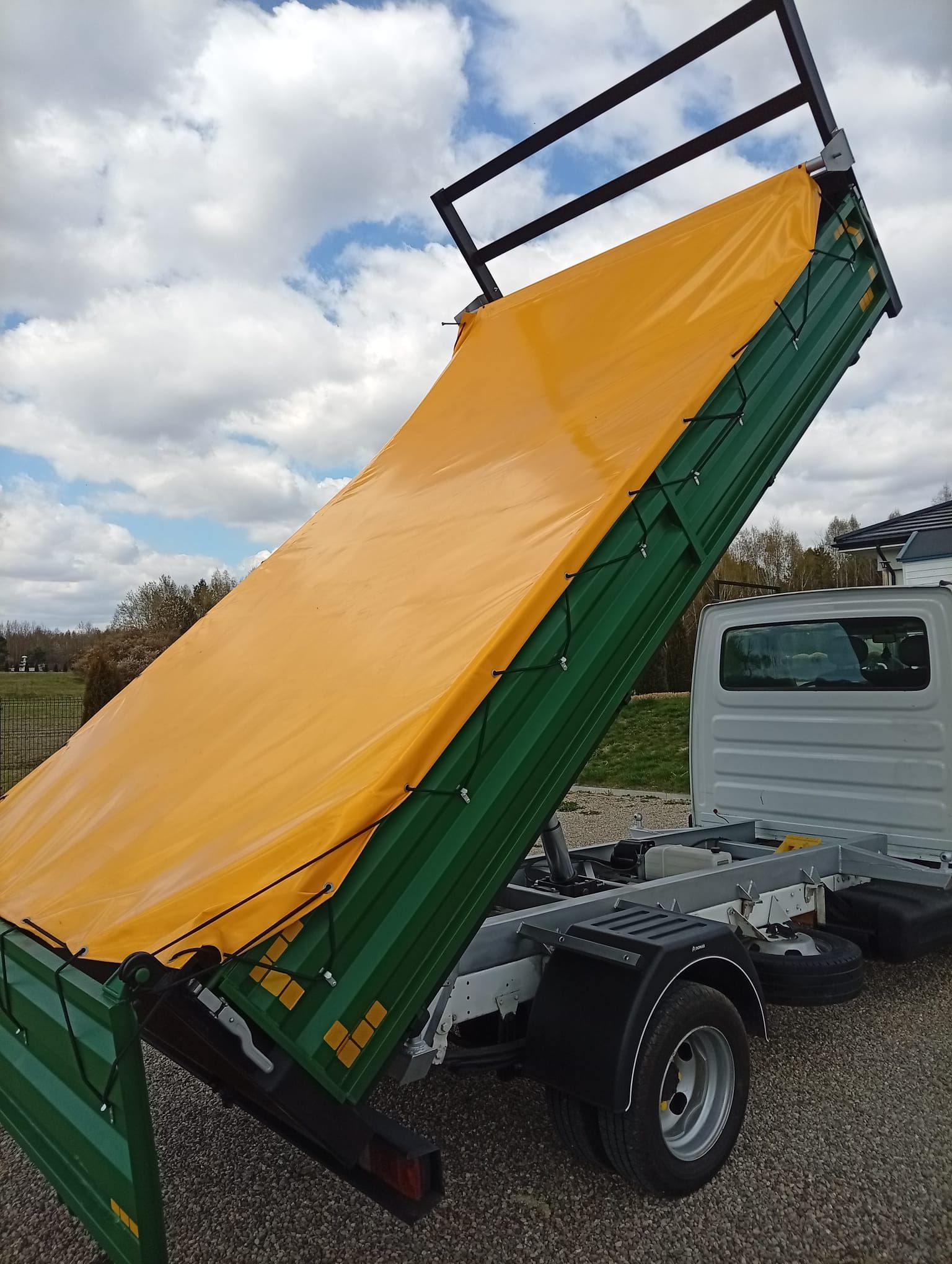 Witam jutro będę jechał z Moniek do Ełk , ładowność 4t , wymiary 410/205/50 cm borty , tel.59653332