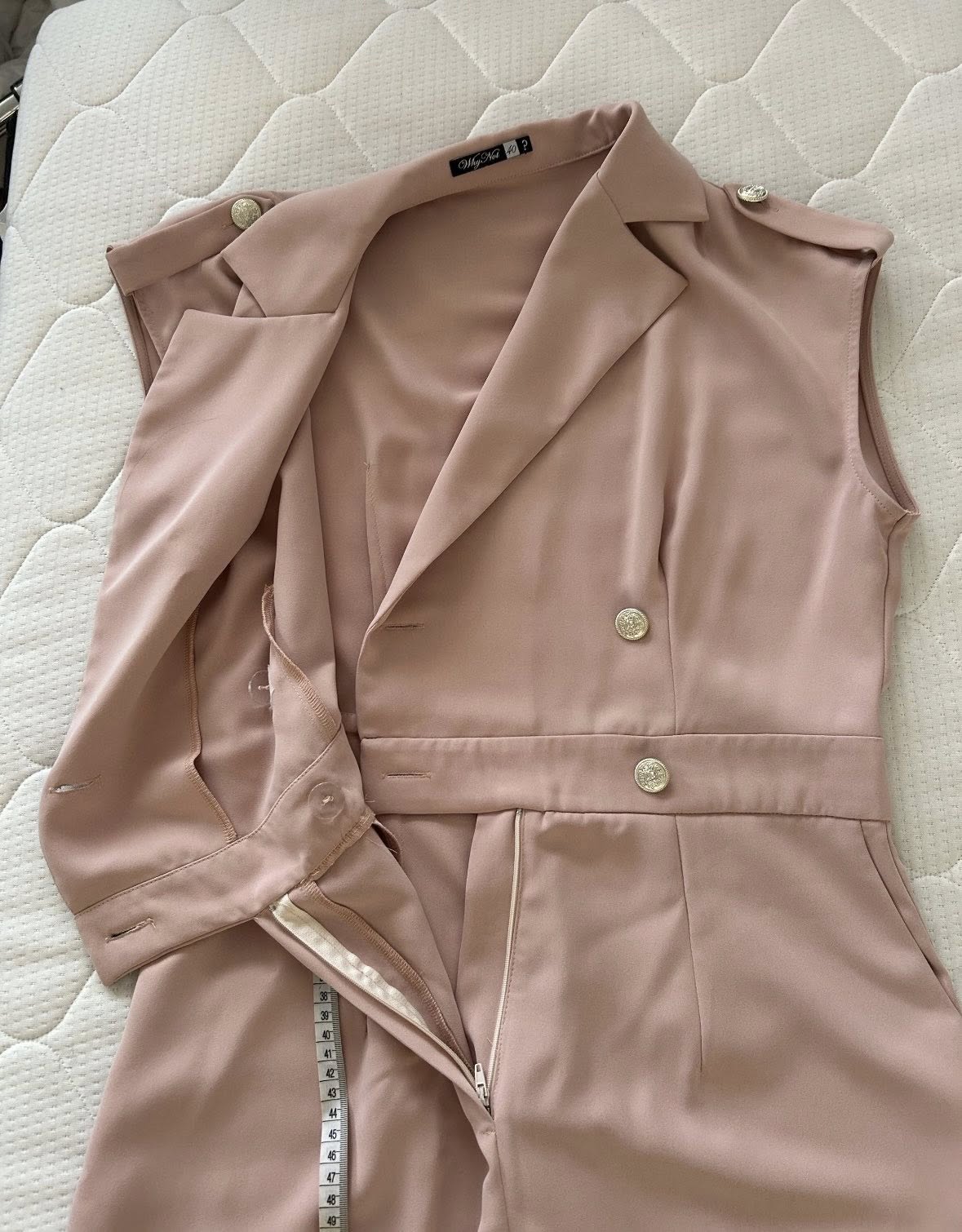 Kombinezon w kolorze różowym, rozmiar 40. Jeden raz założony. Stan bardzo dobry.
180 zł 

Materiał lejący. 

Przyjemny dla skóry. 

Zapraszam.  

Można przyjść przymierzyć.