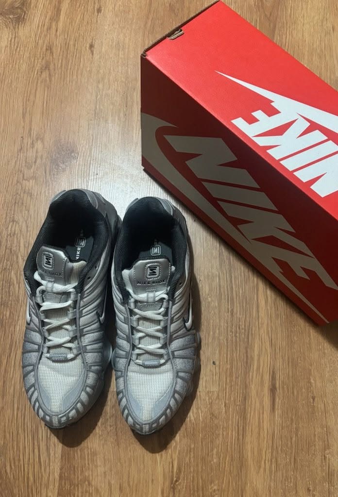 Sprzedam buty nike shox w rozmiarze 42 cena 350zł mało noszone praktycznie wcale, posiadam dowod zakupu
