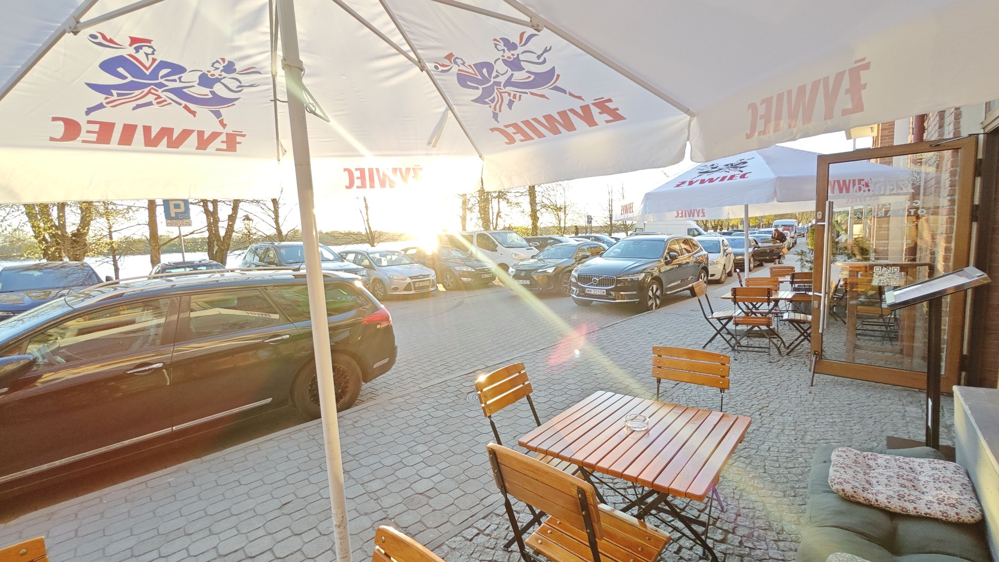 Słoneczny piękny dzień, promenada nad jeziorem, restauracje, bary a widok jakbyś siedział na drugiej zmianie w komisie samochodowym. Coś tu ewidentne nie gra Panie Prezydencie i Radni. Czas coś z tym zrobić chociaż w weekendy, ile lat można czekać na dobre, przemyślane decyzje? 🥱