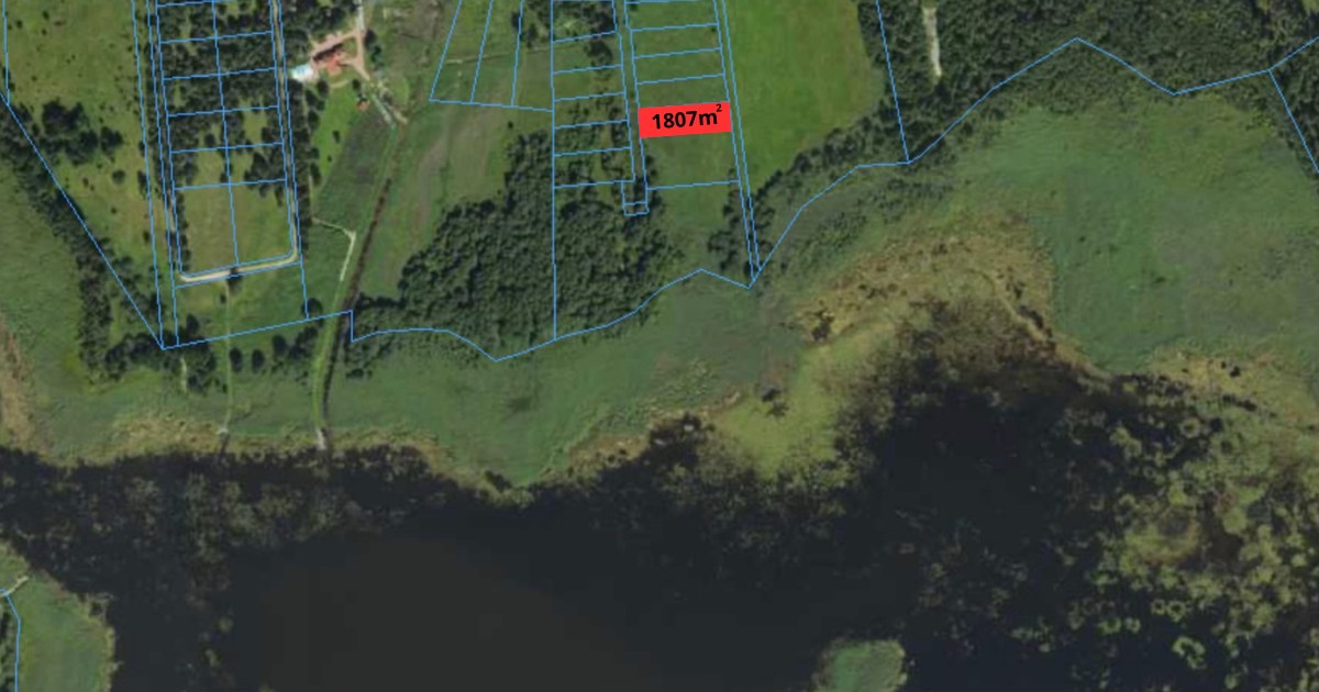 Na sprzedaż działka budowlana nr 118/84 w miejscowości Skomętno Wielkie (gmina Kalinowo).

Powierzchnia: 1807 m² - idealna pod budowę domu całorocznego lub rekreacyjnego.

Najważniejsze informacje:

• MPZP (Skomętno Wielkie II) - możliwość zabudowy bez konieczności uzyskiwania warunków zabudowY

• PRĄD NA DZIAŁCE: Inwestycja energetyczna została już zrealizowana przez PGE - sieć doprowadzona do granicy działek. To ogromna oszczędność czasu i kosztów dla kupującego!

• Wymiary: ok. 23 m x 79 m - ustawna, prostokątna działka• Teren płaski - łatwy do zagospodarowania

• Spokojna, naturalna okolica - w sąsiedztwie lasy i tereny zielone

Dostęp do jeziora i teren wspólny:

Dla właścicieli działek przewidziany jest dostęp do linii brzegowej jeziora. Teren ten stanowi przestrzeń do indywidualnego zagospodarowania - istnieje możliwość stworzenia własnej strefy rekreacyjnej, przygotowania plaży (np. poprzez nawiezienie piasku) czy wykonania pomostu - zgodnie z obowiązującymi przepisami.To rozwiązanie daje dużą swobodę aranżacji i możliwość stworzenia miejsca dopasowanego do własnych potrzeb, bez tłoku i komercyjnego charakteru.

Dodatkowe informacje:

Działka położona jest bezpośrednio w sąsiedztwie jeziora Skomętno, w bardzo spokojnej i zielonej okolicy. Ze względu na charakter terenu nadbrzeżnego, grunt wymaga odpowiedniego przygotowania pod inwestycję (szczegóły dostępne w raporcie o terenie).

Lokalizacja:

Skomętno Wielkie - Pojezierze Ełckie, region o rosnącym potencjale inwestycyjnym. 

Bliskość jezior i lasów sprawia, że to atrakcyjna lokalizacja zarówno pod wypoczynek, jak i lokatę kapitału.

Cena: 99 000 zł

(55 zł/m²)

Kontakt telefoniczny: 45 911 64 35

magda.asztemborska@randallhome.pl