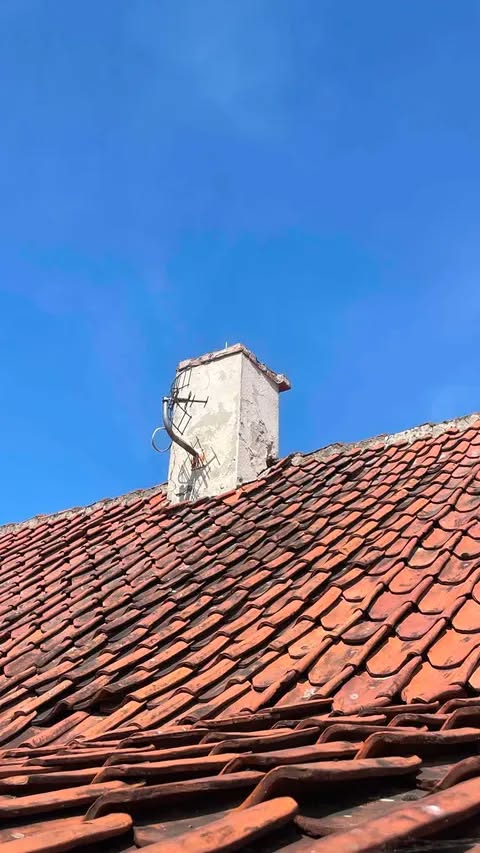 Szukam osoby do obróbek blacharskich komina.
Dół zachodzący na dachówki, boki i góra.

Niski domek, okolice Ełku
with 2 Attachments: