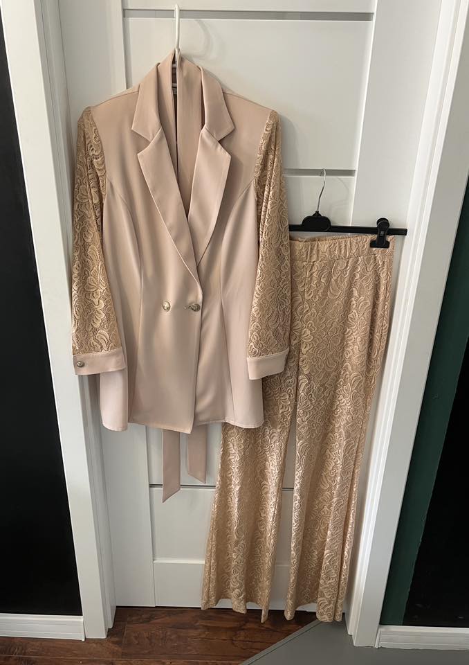 Sprzedam raz założony komplet rozmiar M. Kolor beżowy. Polska produkcja kupiony w sklepie Małgorzata