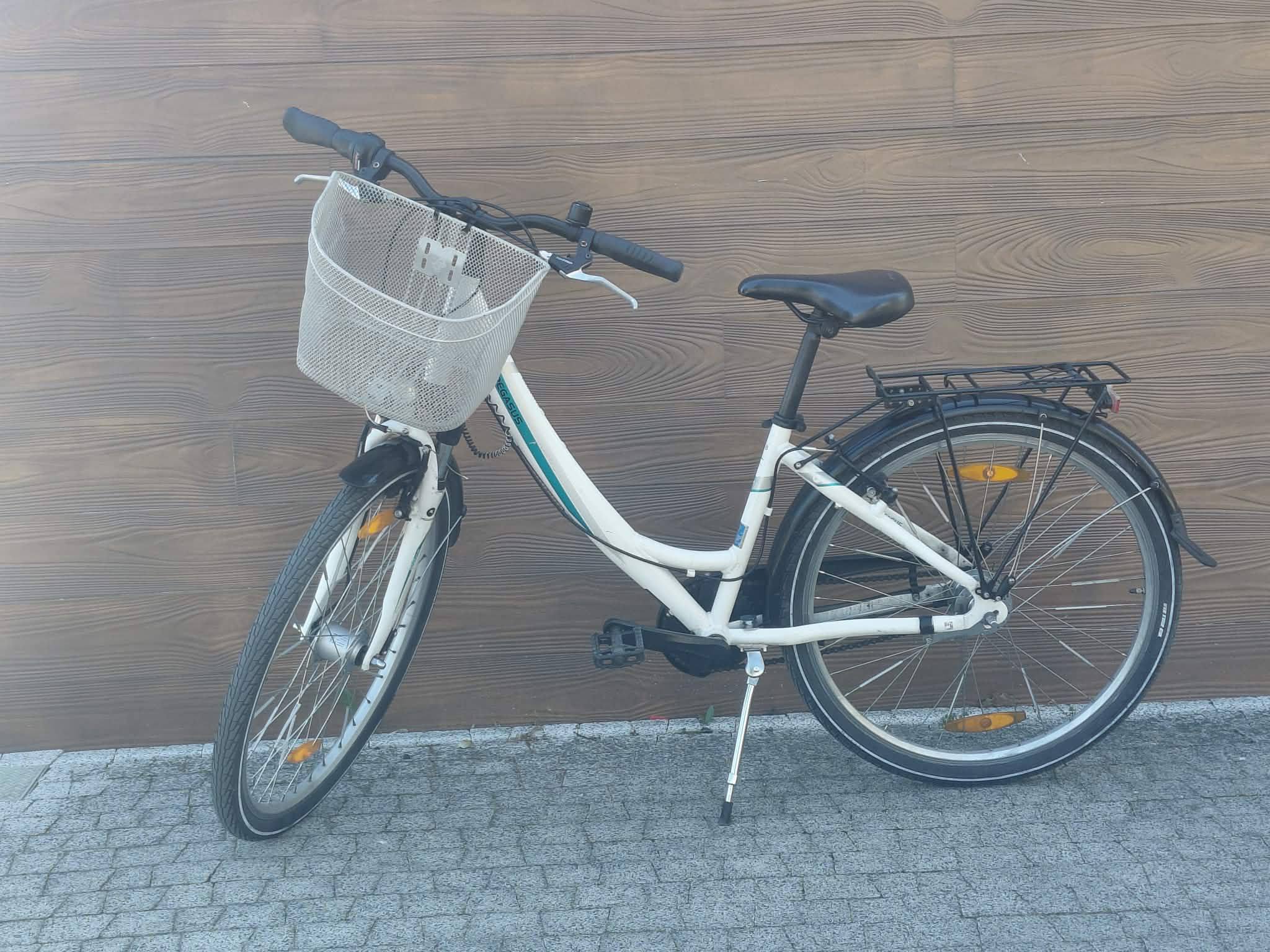 Witam sprzedam rower miejski PEGASUS koła 26 przerzutki w piaście w bardzo dobrym stanie cena 850zł odbiór w Orzyszu zapraszam