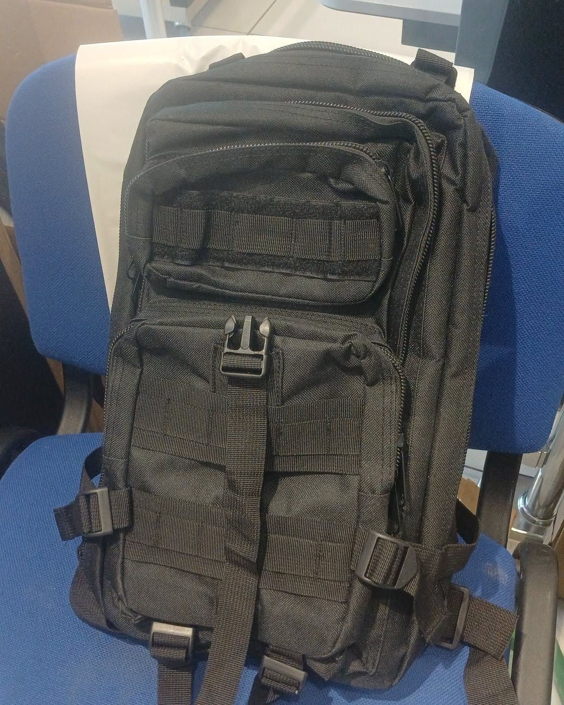 W sklepie bi1 znaleziono plecak czarny z zawartością.  Właściciela zapraszamy do Punktu Obsługi Klienta