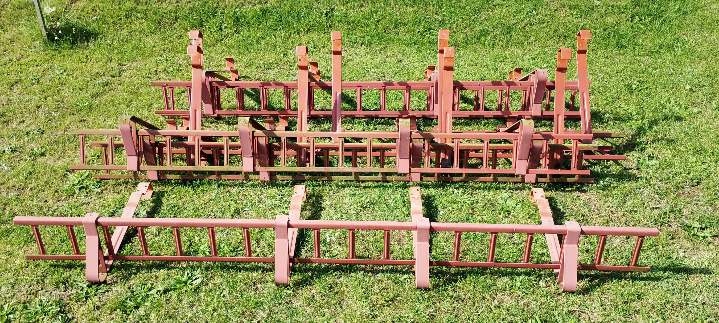 Sprzedam płotek przeciwśniegowy dł. 200 cm, 4 uchwyty, kolor ceglany, z demontażu, stan dobry +. 7 kompletów, 100 zł za 1 komplet.