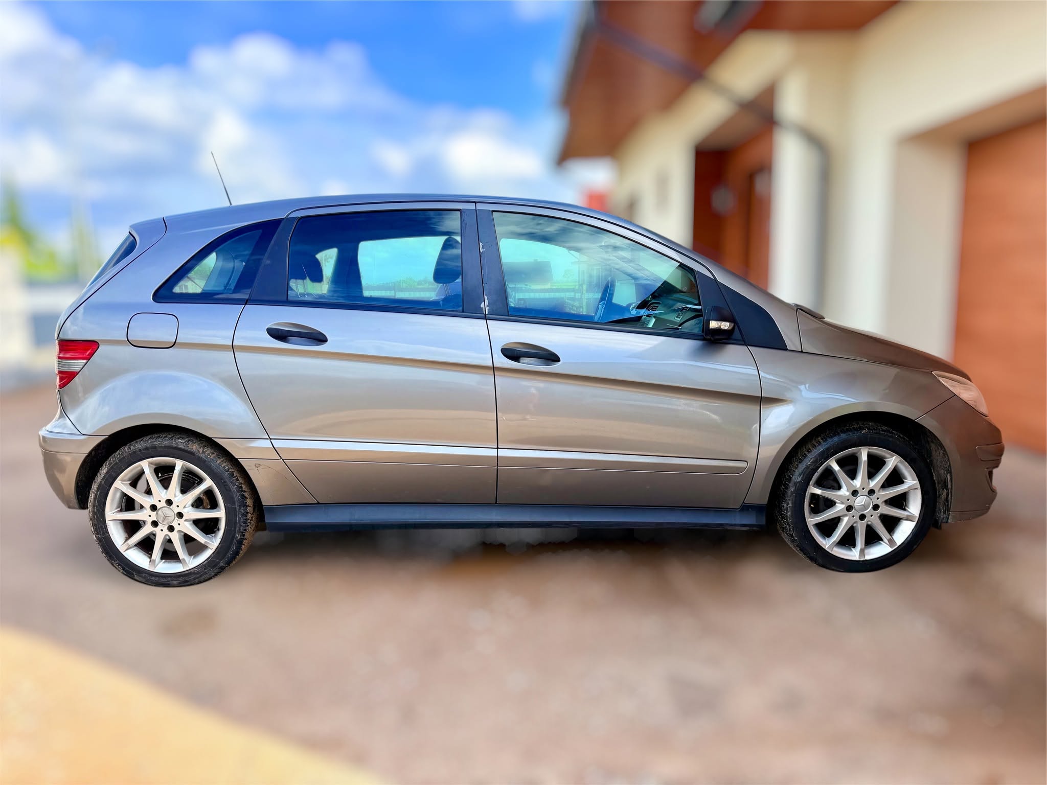 Witam

 

Przedmiotem
ogłoszenia jest Mercedes W245 B 180 CDI w bardzo dobrym stanie technicznym i
wizualnym

 

Auto zostało sprowadzone bezpośrednio od właściciela z Niemiec (nie od Turka)

 

Bezwypadkowy. Sprawdzany miernikiem lakieru. Maska oraz drzwi były lakierowane i wskazują 200 mikronów natomiast na pozostałych elementach karoserii lakier o grubości ok. 100 mikronów. Nie ma szpachli na aucie. Miernik udostępnię przy oględzinach

 

Rok produkcji
2006

 

I rejestracja 27.04.2006r.

Przebieg 250 tys km

 

Wszystkie
szyby oryginalne łącznie z czołową ze znaczkiem Mercedesa

 

2 oryginalne
kluczyki ze sterowaniem centralnym zamkiem

 

Opony Michelin Cross Climate 2  jak nowe 215/45/R17 z 2023 roku

 

 

Wyposażenie:

 

1. Sprawdzony
silnik 2.0 CDI 4-cylindrowy o mocy 109 KM (łańcuch rozrządu oraz żeliwny blok 

2. Skrzynia
biegów manualna 6 -stopniowa

3. Elektryczne
lusterka + podgrzewane + elektrycznie składane

4. Sensor
zmierzchu (automatyczne światła mijania)

5. Podgrzewane
siedzenia

6. Climatronic
2-strefowy

7. System kontroli ciśnienia w oponach

8. Elektryczne
szyby 

9. ISOFIX

10. ESP

11. Światła
przeciwmgielne z przodu i z tyłu

12.
Climatronic 2-strefowy

13.
Wspomaganie kierownicy

14. Komputer
pokładowy

15. 6 poduszek
powietrznych

16. Regulacja
wysokości fotela kierowcy oraz pasażera

 

GWARANCJA SATYSFAKCJI - istnieje możliwość udzielenia 12 miesięcznej gwarancji obejmującej m.in.:

 

- silnik

- skrzynia
biegów

- rozrusznik i
alternator

- układ
chłodzenia

- układ
hamulcowy

- uklad
napędowy

- układ
zapłonowy

- układ
kierowniczy

- układ
smarowania

- układ
dolotowy

- układ
paliwowy

- układ
doładowania

- układ
wtryskowy

- układ
czyszczenia spalin

- układ
ogrzewania i klimatyzacji

- SAMOCHÓD
ZASTĘPCZY na czas naprawy

 

Zgadzam się na
sprawdzenie auta w każdym serwisie na koszt kupującego.

 

Serdecznie
zapraszam na oględziny i jazdę próbną

 

Cena: 9900zł + 500zł opłaty

 

Wystawiam Fakturę VAT-marża

 

Lokalizacja: Ełk