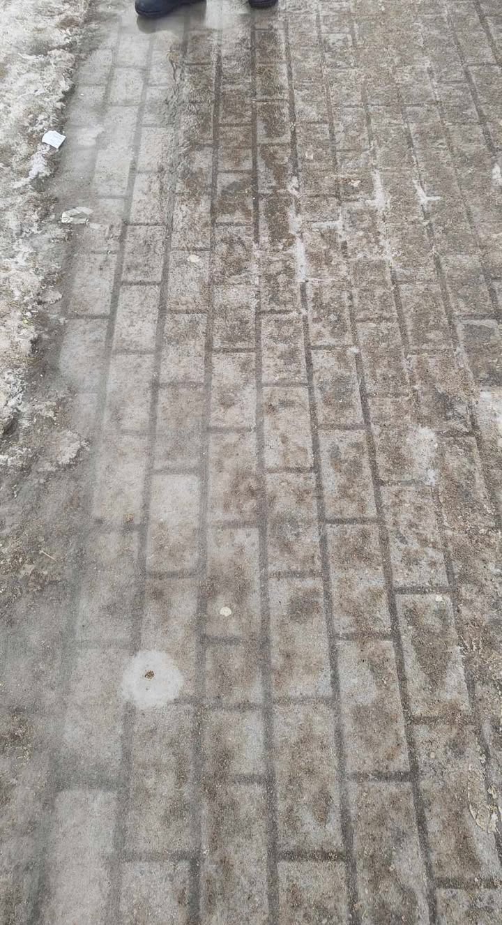 Witam , czy to normalne że chodniki są w takim stanie ? Połowa to wertepy z lodu  . Dzieci normalnie idąc bez wygłupów do szkoły co chwila leżą. Jak mają sobie radzić osoby starsze ? W innych miastach też tak jest?