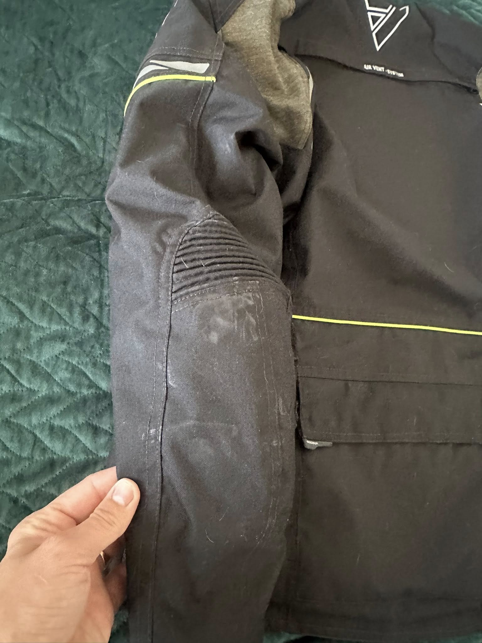 Sprzedam kurtkę motocyklową.
220zł. 

Ogólny stan dobry. Zamki wszystkie działają. Rzep z przodu miałam wymienić, ale mąż sporo schudł i kupił sobie drugą kurtkę. 

Można przymierzyć.

Proszę dzwonić lub wiadomość sms. 

798706905