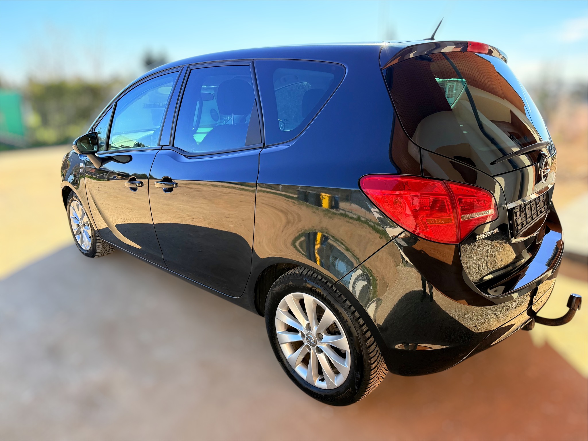 Witam

W CENIE AUTA UDZIELAM 12 MIESIĘCZNEJ GWARANCJI DZIĘKI KTÓREJ NOWY WŁAŚCICIEL BĘDZIE BEZSTRESOWO UŻYTKOWAŁ AUTO PRZEZ PIERWSZY ROK

Przedmiotem ogłoszenia jest Opel Meriva z bardzo bogatym wyposażeniem

Auto w bardzo dobrym stanie technicznym i wizualnym, na pierwszy rzut oka wygląda "jak nowe"

Bezwypadkowy. Powłoka lakierownicza jest cała w ORYGINALE. Na każdym elemencie miernik wskazuje poniżej 100 mikronów

Wszystkie szyby oryginalne. Czołowa szyba również ma znaczek "GM"

Rok produkcji 2012

II właściciel od nowości

Piękny grafitowy kolor wpadający w czerń

Prawie nowe opony wielosezonowe Continental AllSeasonContact 2 205/55 z 2024 roku

Wyposażenie:

1. Sprawdzony silnik wolnossący 1.4 120 km, który był dostępny nawet z fabryczną instalacją LPG

2. Skrzynia biegów manualna 5 -stopniowa

3. Światła do jazdy dziennej

4. Podgrzewana kierownica

5. Podgrzewane fotele przednie

6. ESP

7. Elektryczne szyby

8. Elektryczne lusterka

9. Hill Holder

10. TEMPOMAT i ogranicznik prędkości ze sterowaniem przy kierownicy

11. Półskórzane fotele

12. Światła przeciwmgielne z przodu i z tyłu

13. Klimatyzacja

14. Oryginalne alufelgi Opel 16 cali

15. Multifunkcyjna kierownica

16. ISOFIX

17. Wspomaganie kierownicy

18. 8 poduszek powietrznych

19. Centralny zamek z pilota

20. Komputer pokładowy

21. Regulacja wysokości fotela kierowcy

Zgadzam się na sprawdzenie auta w każdym serwisie na koszt kupującego

Serdecznie zapraszam na oględziny i jazdę próbną

Cena 18900zł

Lokalizacja: Ełk

Przebieg: 195 tys km