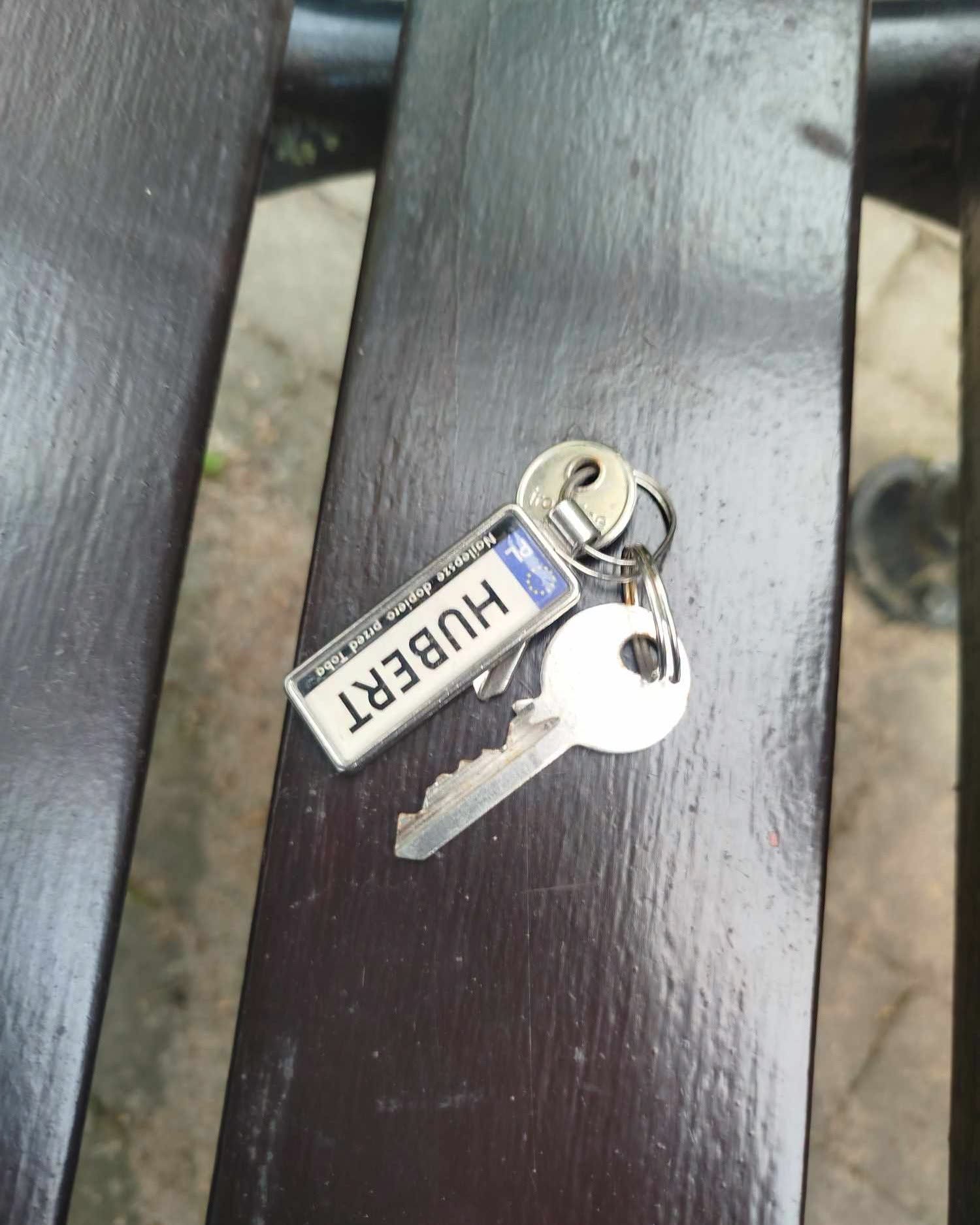 Hubert mamy klucze do Twojej izby.

Klucze ktoś zgubił na placu zabaw przy ulicy Nadjeziornej.
