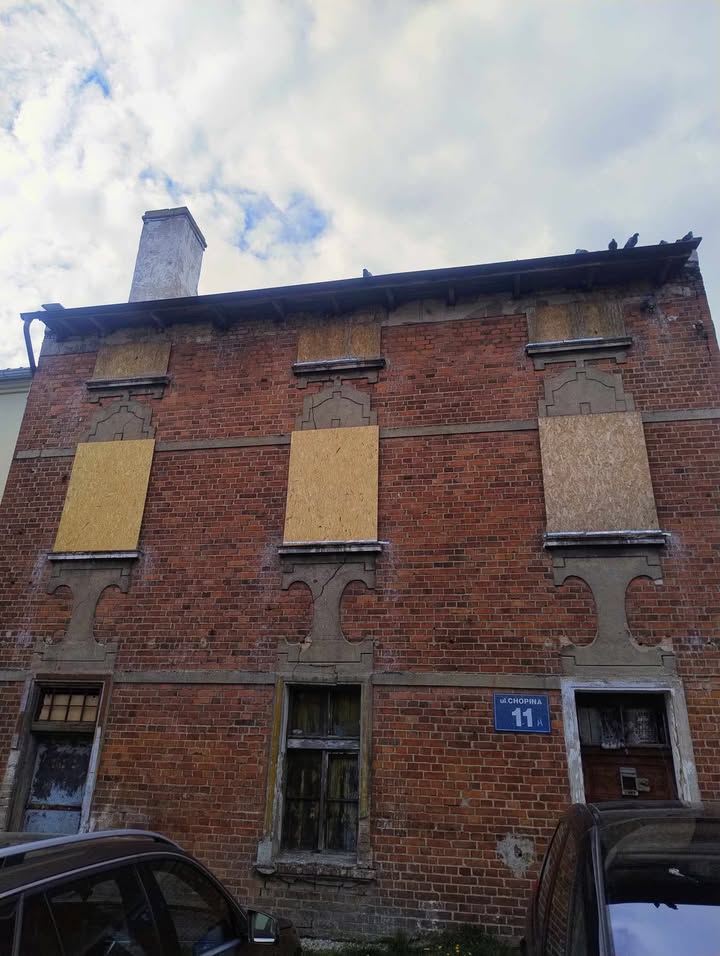 Ważny apel dotyczący naszych skrzydlatych sąsiadów. 🛑

Zrozumiałe jest, że nie każdy musi być wielkim fanem ptaków, a gołębie w mieście potrafią być uciążliwe i brudzić parapety. Ale to, co dzieje się teraz, po prostu łamie serce. 💔

Ktoś zabił płytami stare okna i założył kolce dokładnie w miejscach, gdzie ptaki zdążyły już złożyć jaja i gdzie wykluły się pisklaki. Dorosłe gołębie desperacko próbują dostać się do swoich młodych, żeby je nakarmić, ale blokują je stalowe zapory. Zostało im tylko siedzieć i bezradnie patrzeć... 🥺