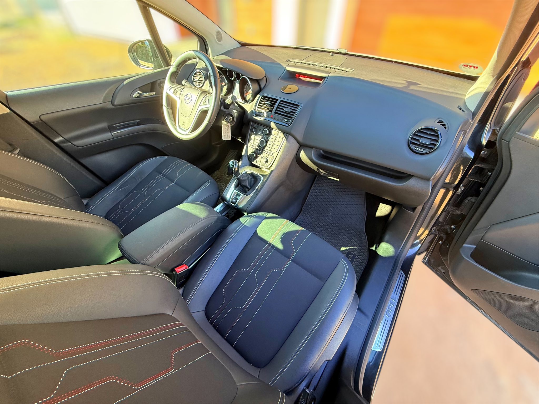 Przedmiotem ogłoszenia jest Opel Meriva z bardzo bogatym wyposażeniem

Auto w bardzo dobrym stanie technicznym i wizualnym, na pierwszy rzut oka wygląda "jak nowe"

Bezwypadkowy. Powłoka lakierownicza jest cała w ORYGINALE. Na każdym elemencie miernik wskazuje poniżej 100 mikronów

Wszystkie szyby oryginalne. Czołowa szyba również ma znaczek "GM"

Rok produkcji 2012

II właściciel od nowości

Piękny grafitowy kolor wpadający w czerń

Prawie nowe opony wielosezonowe Continental AllSeasonContact 2 205/55 z 2024 roku

Wyposażenie:

1. Sprawdzony silnik wolnossący 1.4 120 km, który był dostępny nawet z fabryczną instalacją LPG 

2. Skrzynia biegów manualna 5 -stopniowa

3. Światła do jazdy dziennej

4. Podgrzewana kierownica 

5. Podgrzewane fotele przednie

6. ESP

7. Elektryczne szyby

8. Elektryczne lusterka

9. Hill Holder

10. TEMPOMAT i ogranicznik prędkości ze sterowaniem przy kierownicy

11. Półskórzane fotele 

12. Światła przeciwmgielne z przodu i z tyłu

13. Klimatyzacja

14. Oryginalne alufelgi Opel 16 cali

15. Multifunkcyjna kierownica

16. ISOFIX

17. Wspomaganie kierownicy

18. 8 poduszek powietrznych

19. Centralny zamek z pilota

20. Komputer pokładowy

21. Regulacja wysokości fotela kierowcy 

Zgadzam się na sprawdzenie auta w każdym serwisie na koszt kupującego.

Gwarancja na auto 12 miesięcy za dopłatą (szczegóły na miejscu)

Serdecznie zapraszam na oględziny i jazdę próbną

Cena: 19900zł

Lokalizacja: Ełk

Przebieg: 195 tys km