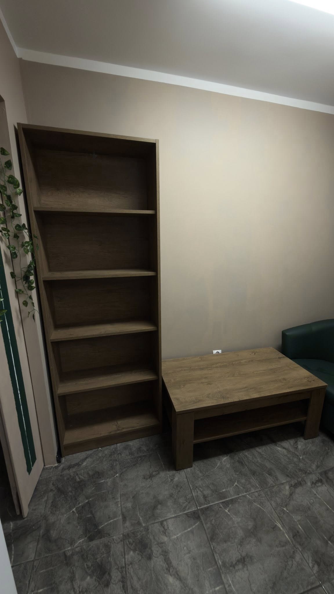 Regał 100 zł 
Stolik 100 zł 
Przy zakupie zestawu 150 zł 
W bardzo dobrym stanie