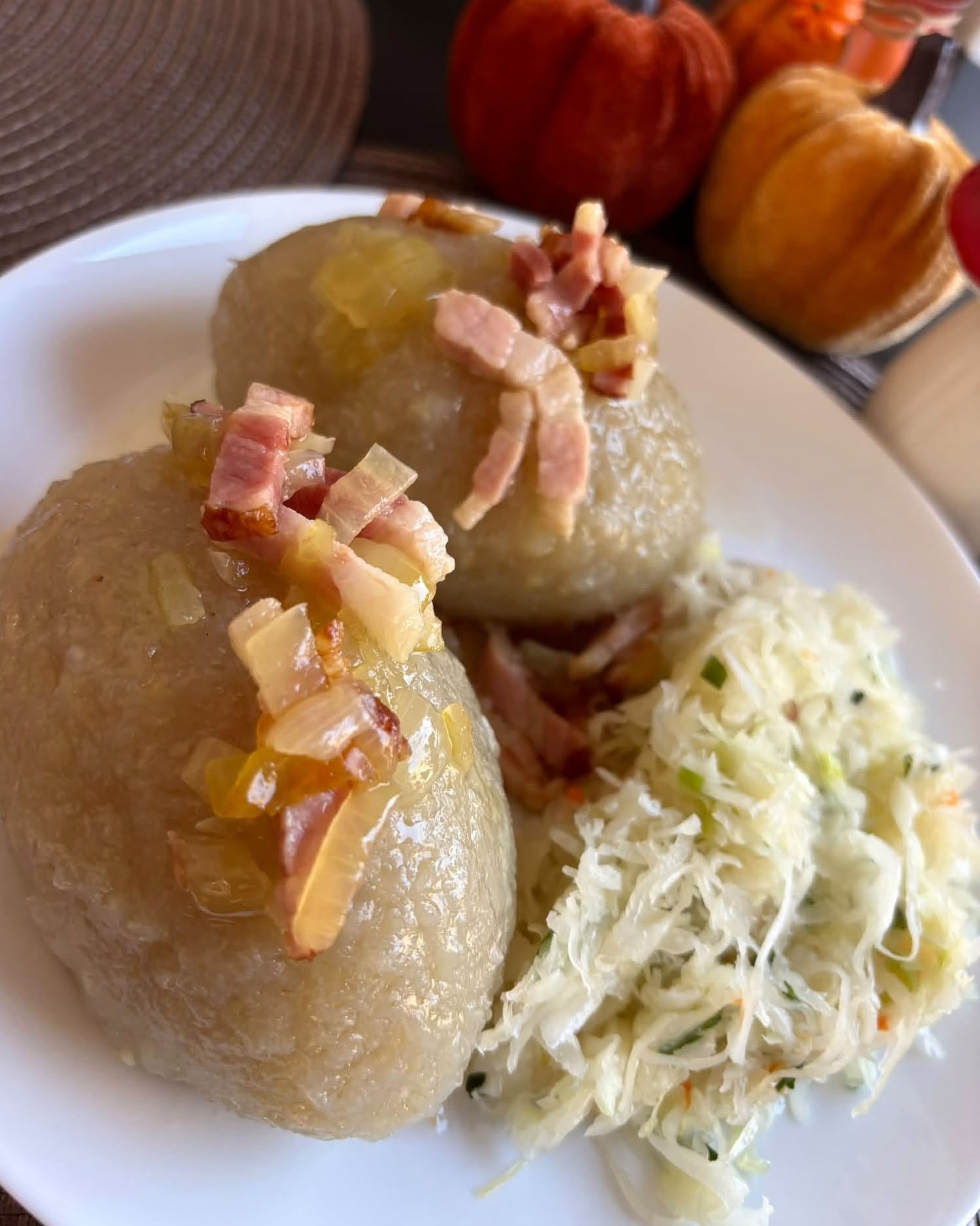 Dziś na obiad dwa duże pierogi z mięsem. 😋
Danie pochodzi oczywiście z Grajewa, gdzie od pokoleń przygotowuje się je z surowych ziemniaków, mięsa i okrasy z boczku oraz cebulki...

Niedoczekanie! 😅 TO JEEEST NASZE MAZURSKIE i nie oddamy ani kawałeczka. Dzień dobry Państwu, dziś KARTACZOWA SOBOTA, więc znikają zanim mrugniesz dwa razy okiem, nie czekaj zamawiaj już teraz, odbior osobisty, dowóz. 

Bistro Amici Ełk
📞517 256 530

🥒 Zupa ogórkowa
🥔 Kartacze z okrasą i kapustą kiszoną
