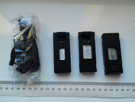 Wszystko oprócz drona E88 z kamerą WiFi FPV, 3 akumulatory 1800mah, pi