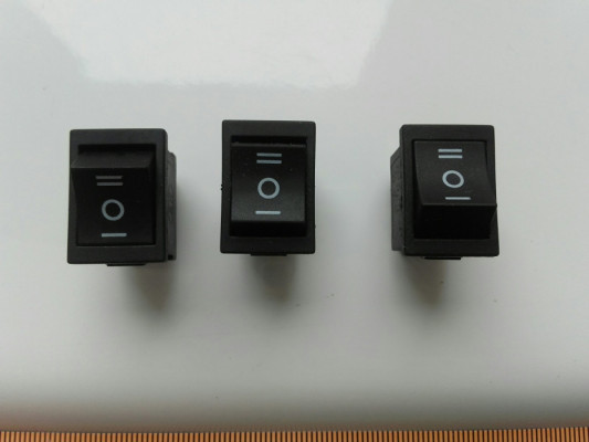 Prostokątny przełącznik kołyskowy, 3-pozycje On-Off-On czarny 21mm