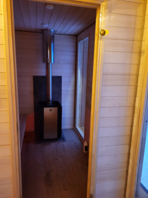 Sauna kontenerowa z przedsionkiem i miejscem na jacuzzi