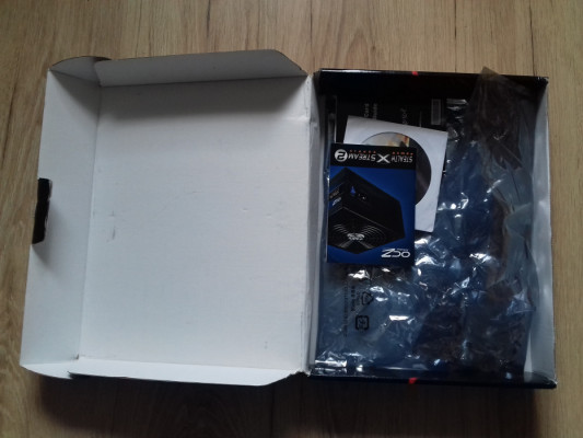 Pudełko od płyty głównej ATX MSI Tomahawk B350, CD, papiery, OCZ, 601-