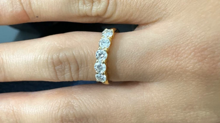 Pierścionek Moissanite wykonany w 100% z 14-karatowego złota